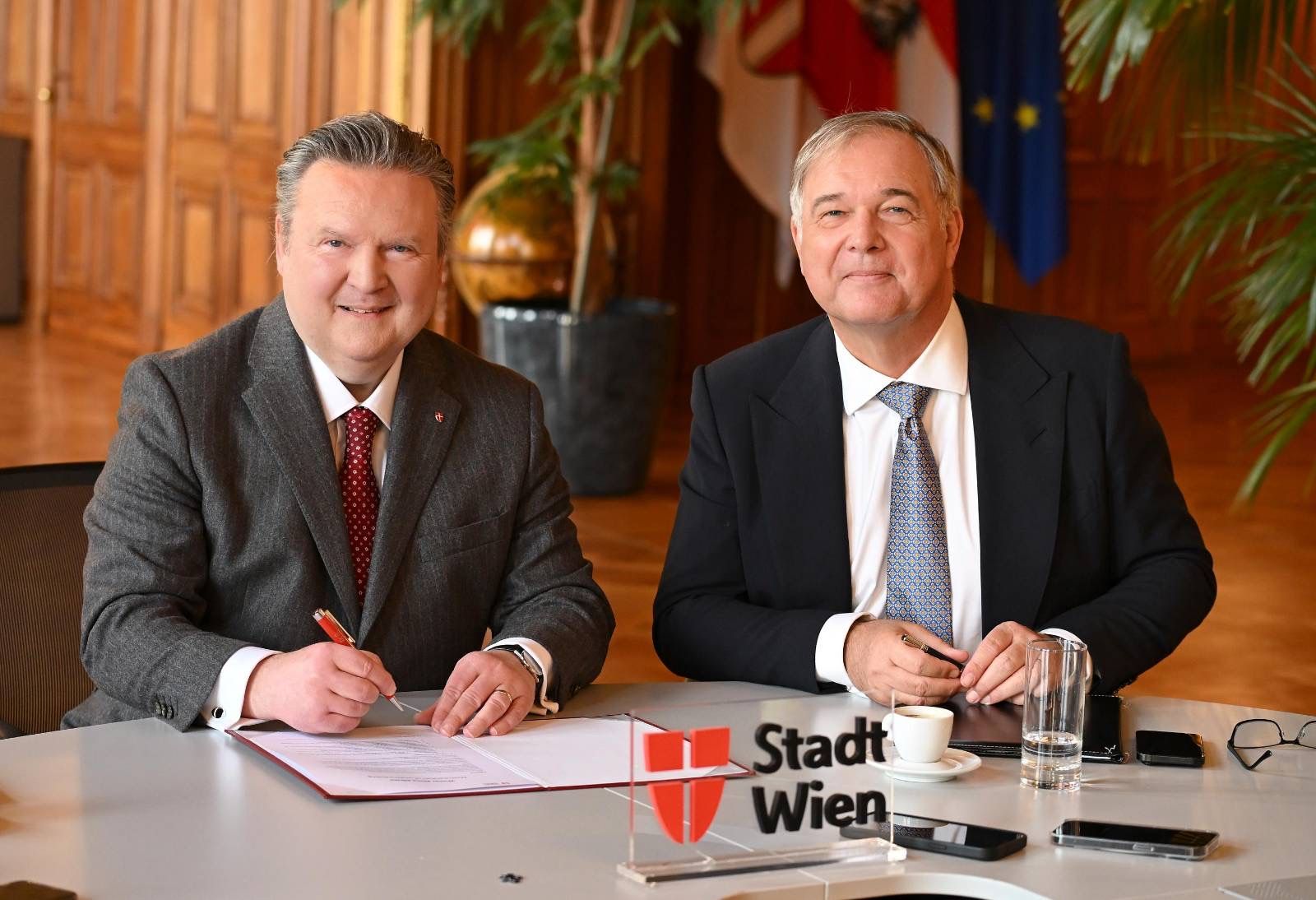 Bürgermeister Michael Ludwig (li.) und Wirtschaftskammer Wien-Präsident Walter Ruck unterzeichneten das 