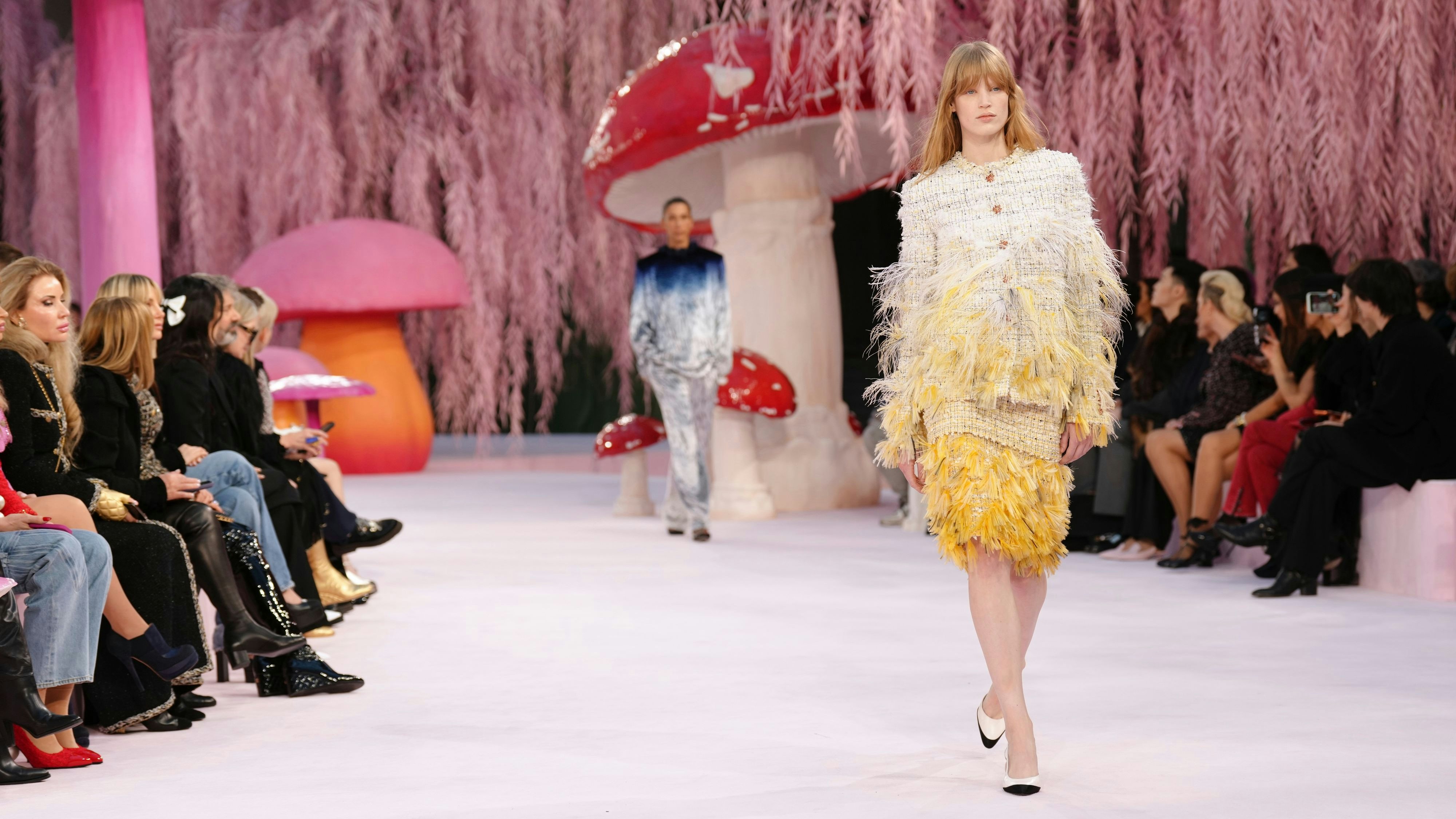 Heute.at - Promis unter Pilzen: Märchenhafter Wald-Walk bei Chanel