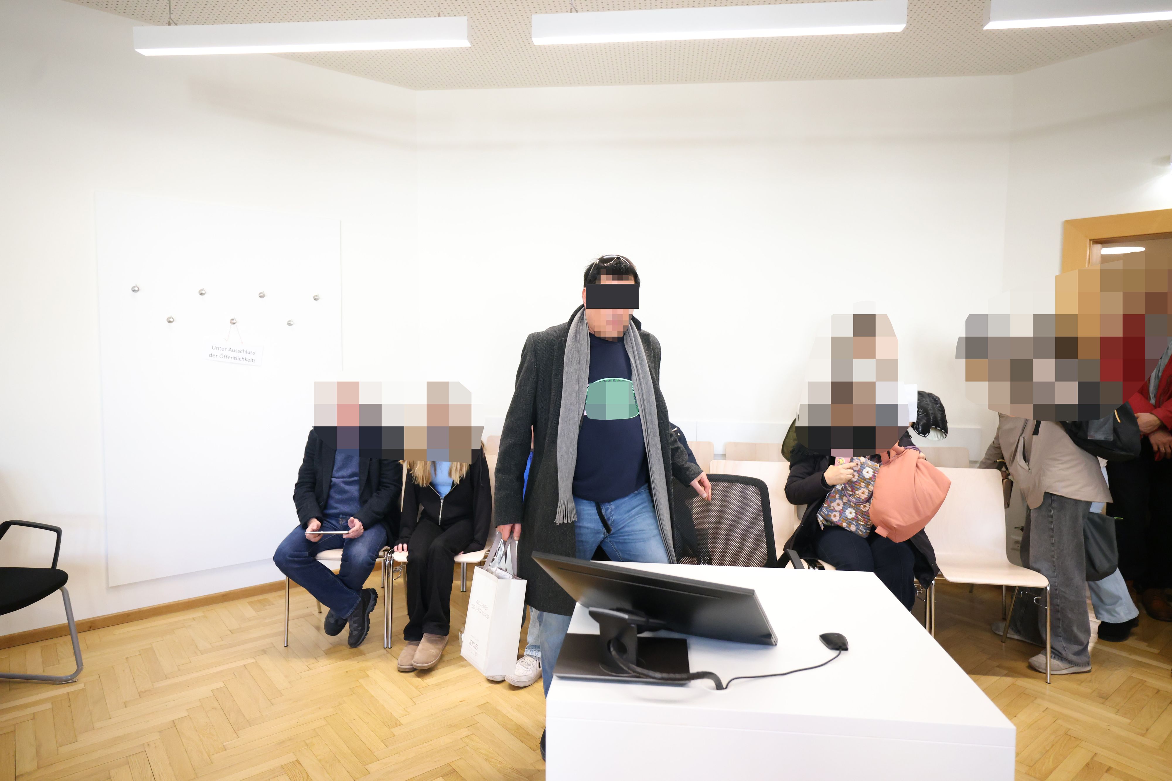 Der Angeklagte vor Gericht am Wiener Landl.