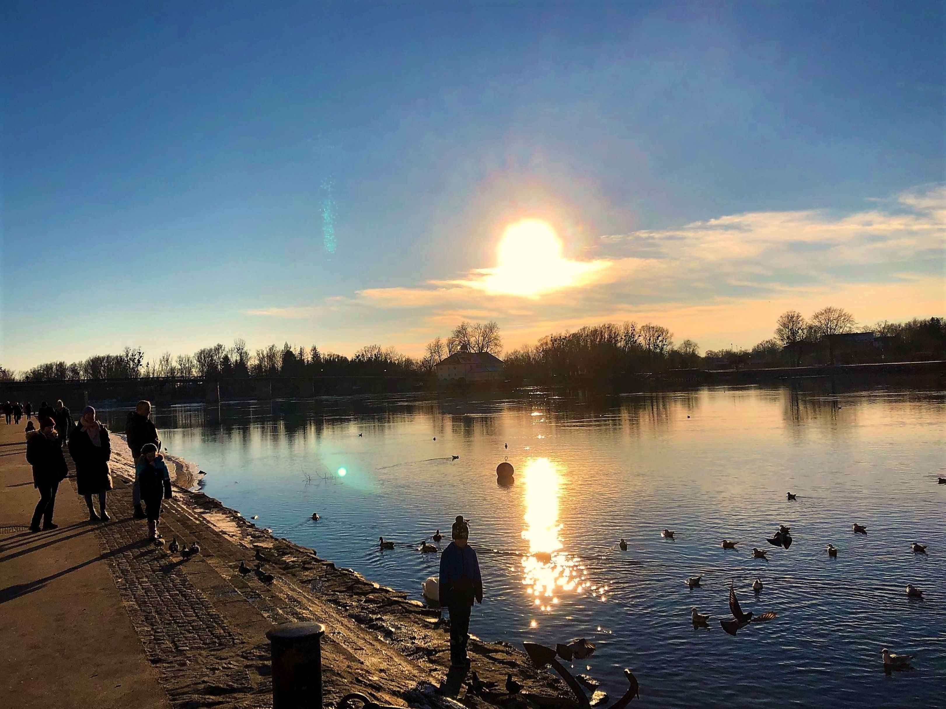 An der Innpromenade in Schärding genossen am Dienstag die Spaziergänger die Sonne.
