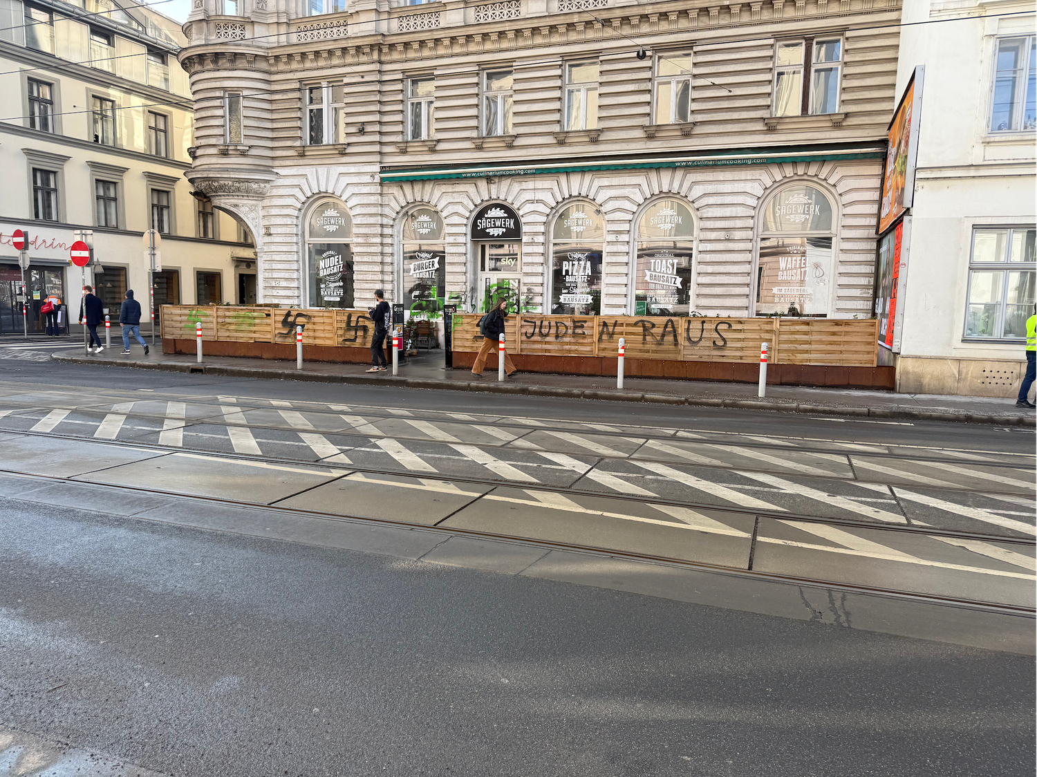 Hakenkreuze und die Parole 