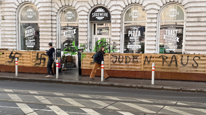 Heute.at - Nazi-Parolen und Hakenkreuze! Hass mitten in Wien