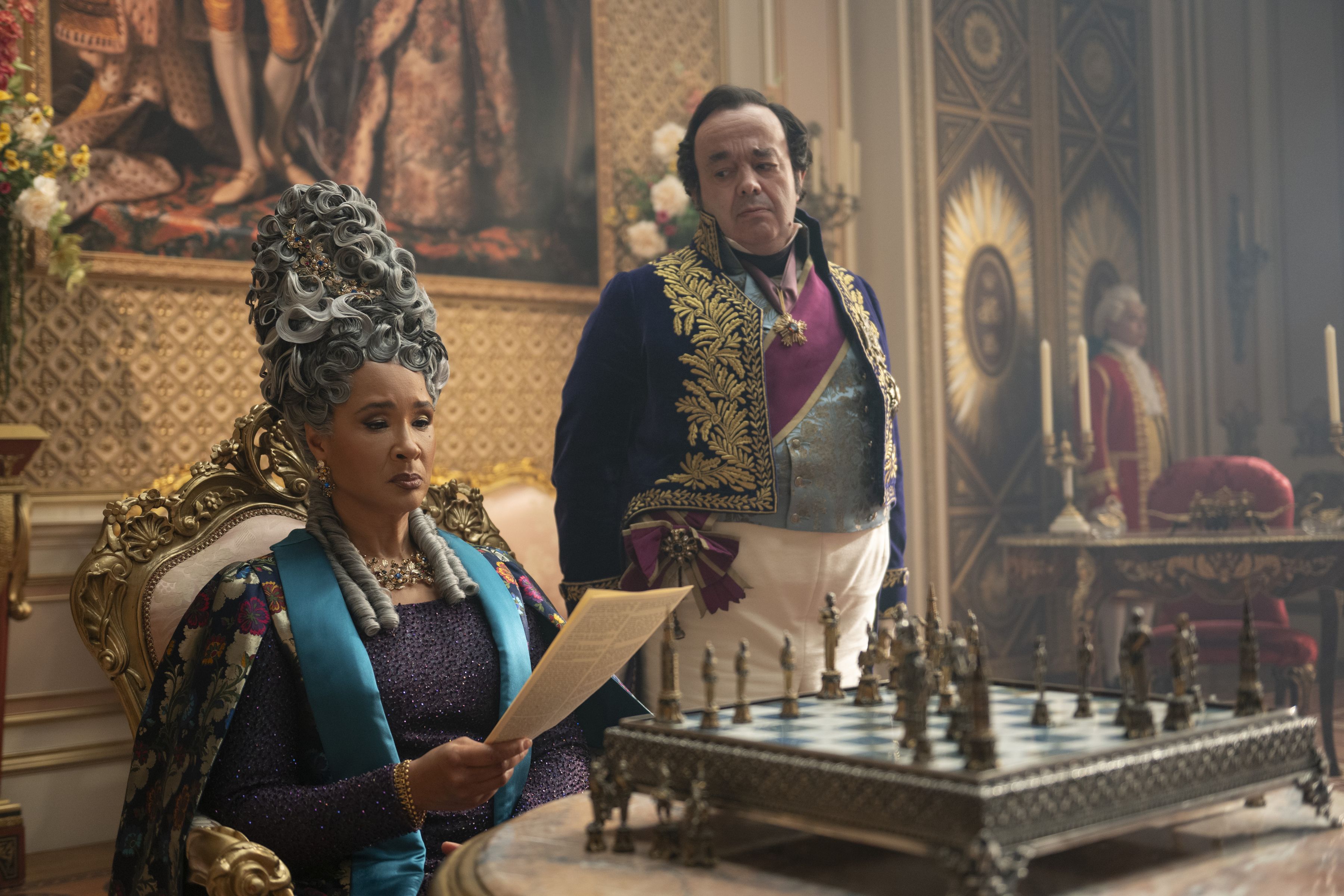 Liest mit strengem Auge die neuesten Ergüsse von Lady Whistledown: Königin Charlotte (Golda Rosheuvel)