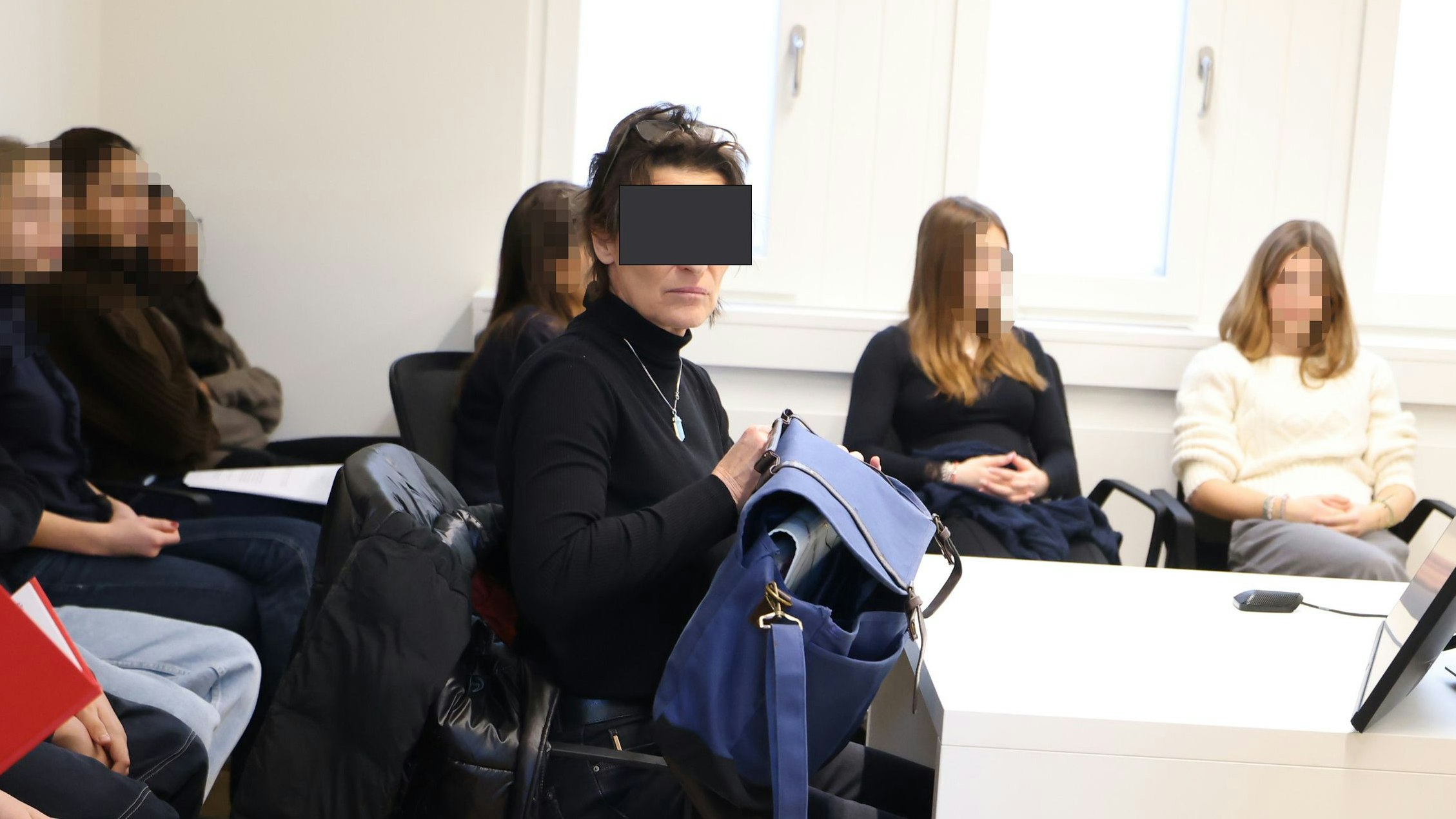 Heute.at - Tote Taube an Polizist geschickt – Wienerin verurteilt