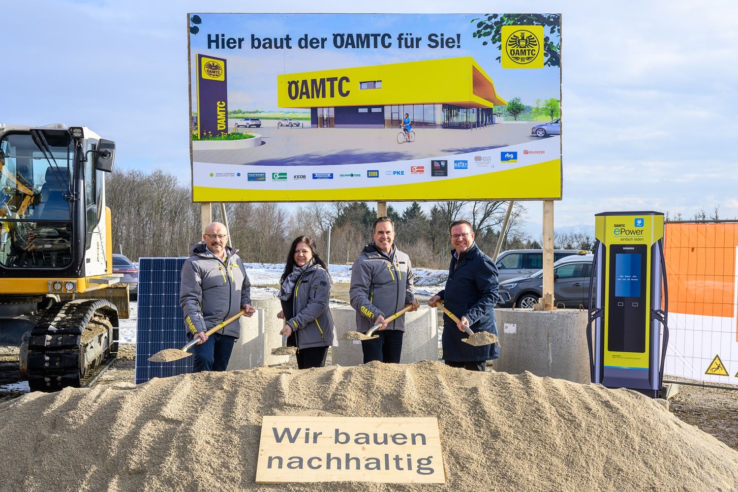 Amstetten bekommt einen neuen ÖAMTC-Stützpunkt (v.l.n.r.): Gerhard Prantner (Leiter ÖAMTC-Stützpunkt Amstetten), Alexandra Weidl (Leiterin Bau, Liegenschaften und Investitionen, ÖAMTC), Oliver Krupitza (ÖAMTC-Landesdirektor Wien, Niederösterreich und Burgenland), Christian Haberhauer (Bürgermeister von Amstetten) beim Spatenstich.