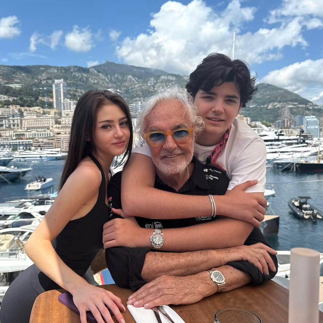 Auf Instagram teilt Flavio Briatore häufig Bilder mit seinem Sohn Nathan, gelegentlich ist auch Leni zu sehen.