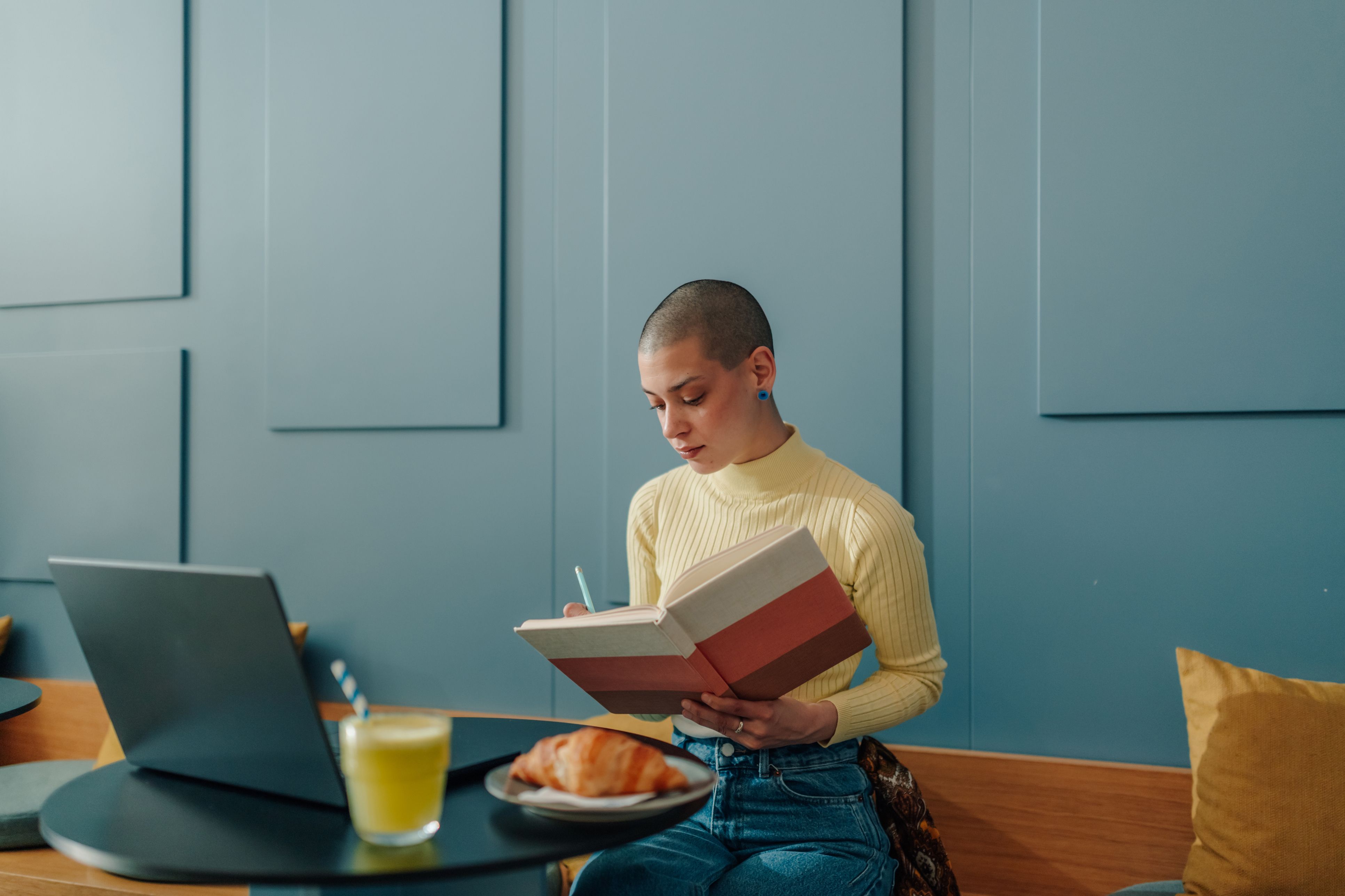 Der Unterschied zwischen aktivem und passivem Sitzen liegt darin, wie stark das Gehirn beansprucht werde.