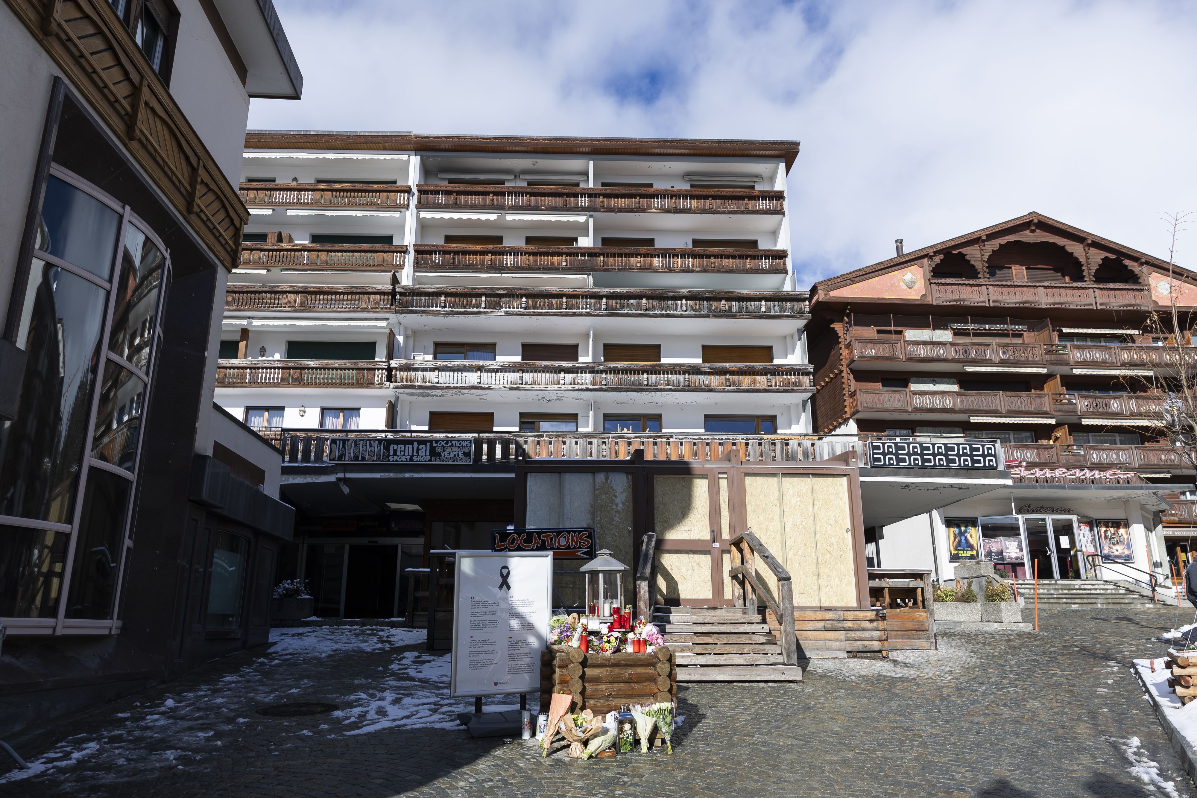 Der Eingang zur Bar ist mit Holzplatten provisorisch gesichert. Vor dem Lokal wurde eine Gedenkstätte für die Opfer errichtet