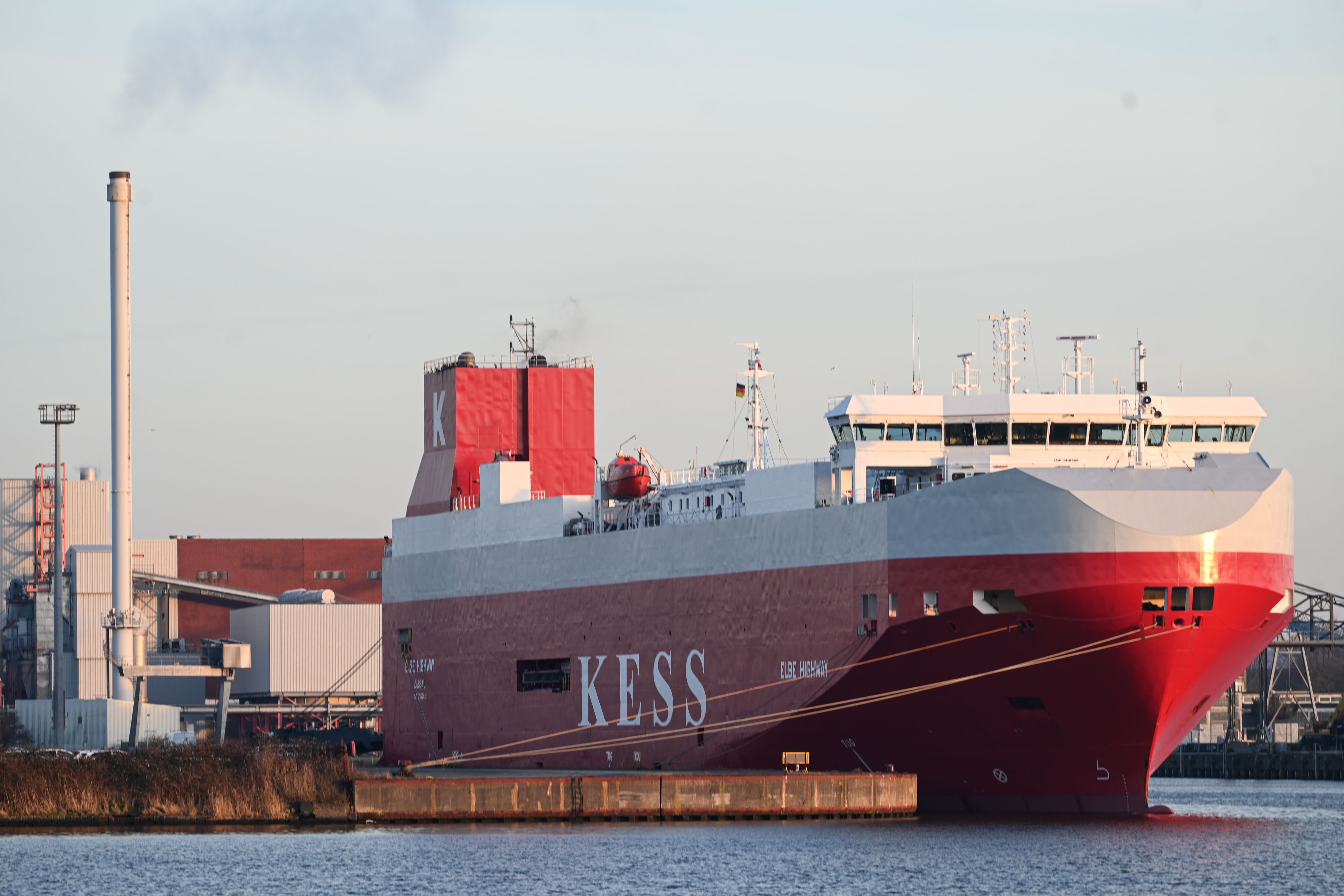Kurz nach dem Start seiner Reise geriet der Frachter in Brand. (Symbolbild)