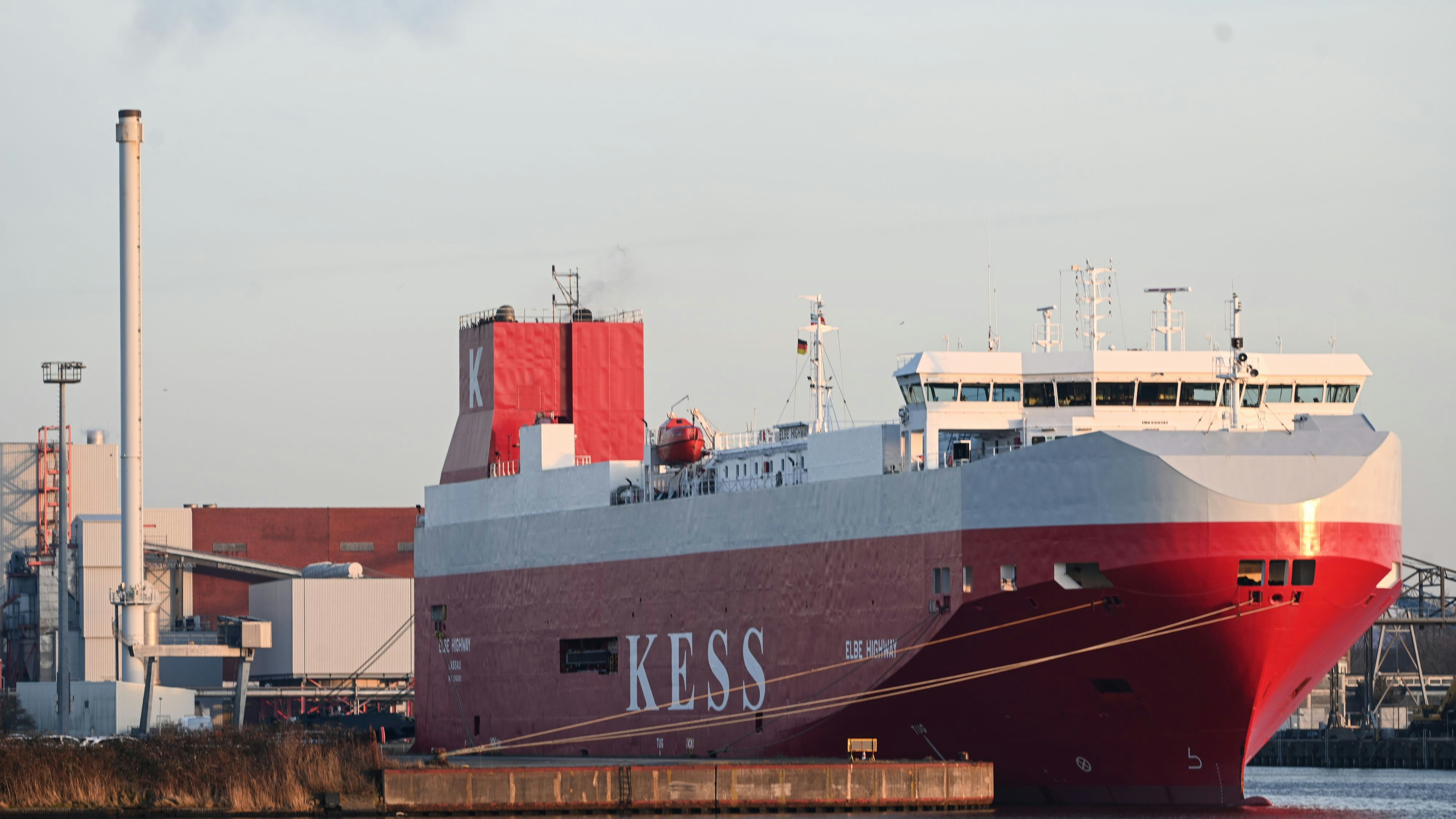 Heute.at - Feuer auf Nordsee-Frachter – Löschkräfte eingeflogen