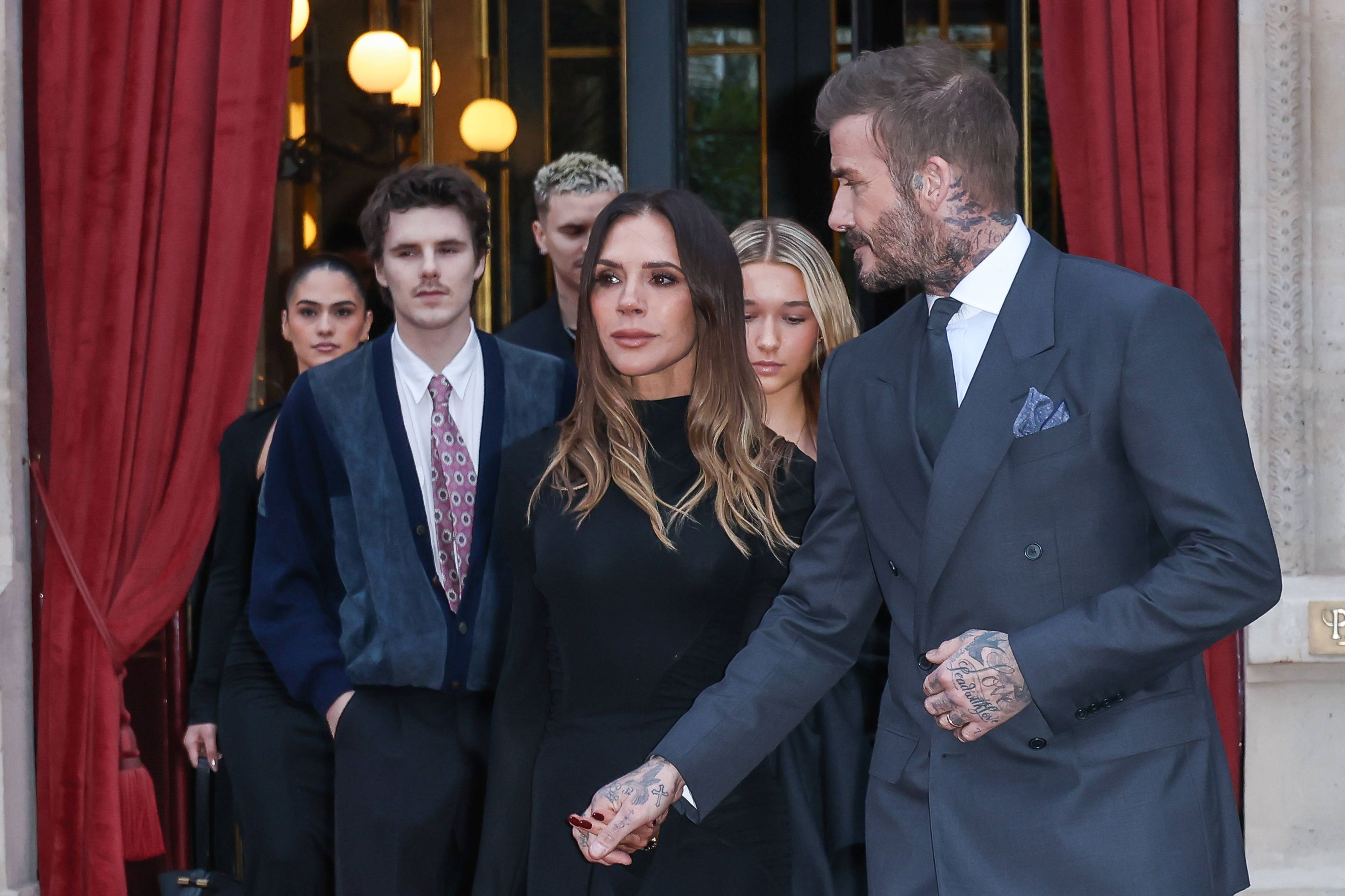 Die Beckhams feiern den nächsten Erfolg von Victoria in Paris.