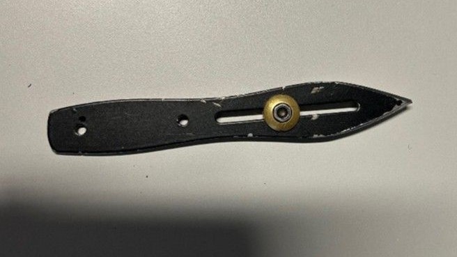 Dieses Wurfmesser hatte der 25-Jährige eingesteckt.