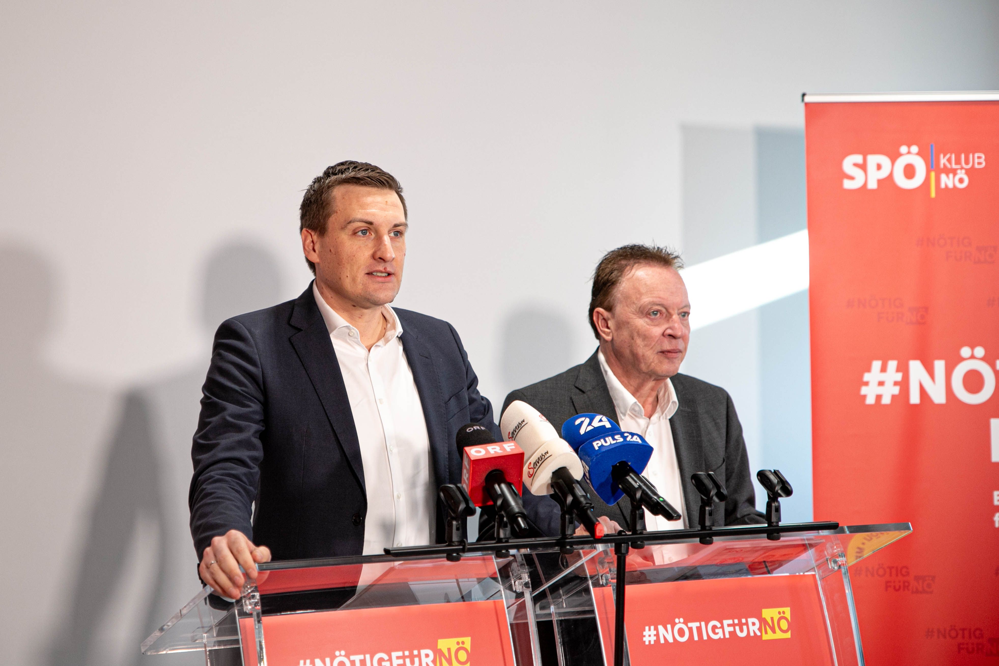 Sven Hergovich (SPÖ, li.), Landesvorsitzender der SPÖ Niederösterreich und Landesrat für Kommunale Verwaltung und Baurecht, zusammen mit Hannes Weninger (SPÖ, re.), Klubobmann, bei der Pressekonferenz.