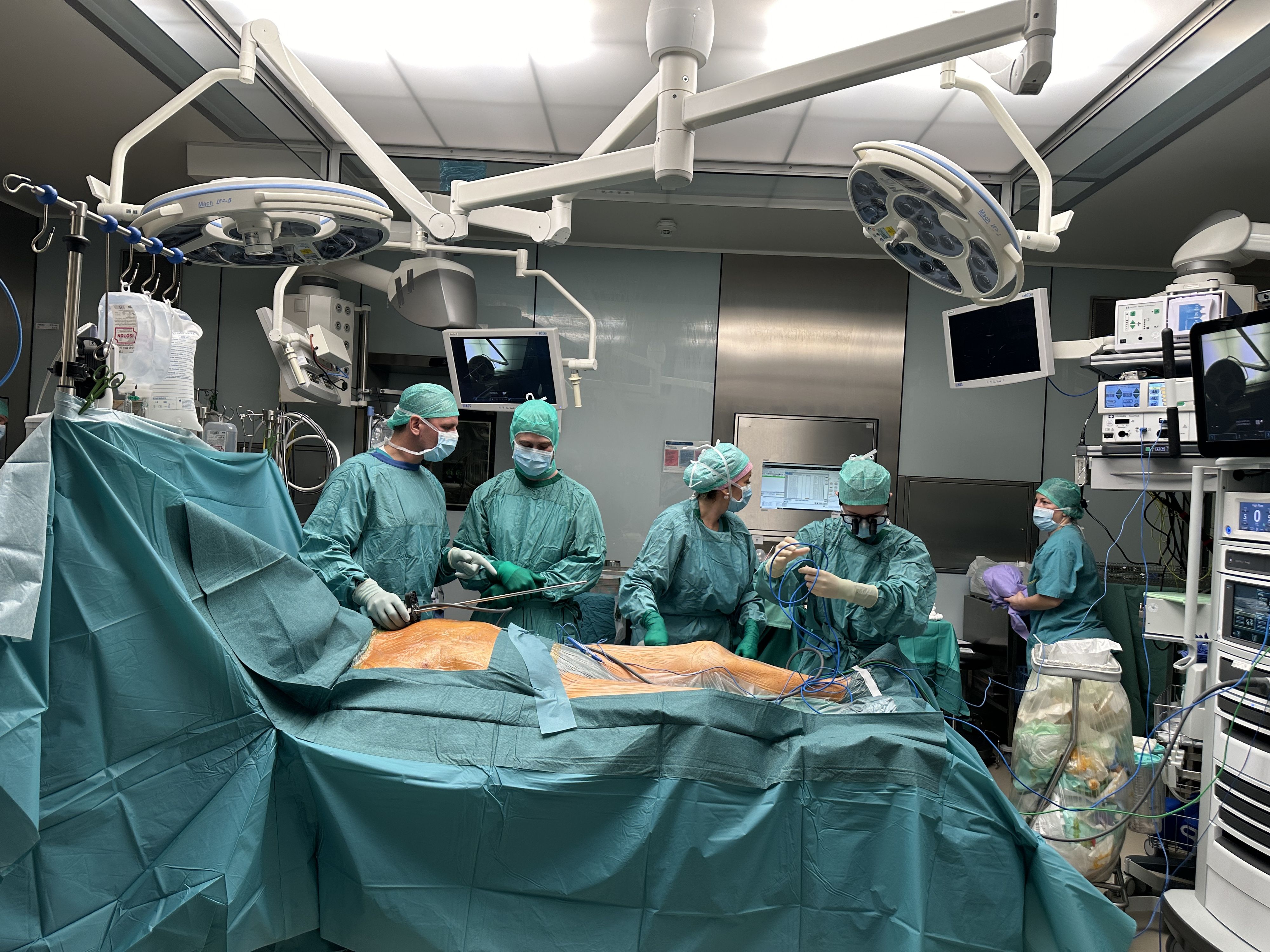 Premiere im Herz-OP der Klinik Floridsdorf: Erstmals wurde eine Operation mit da dem Vinci-OP-Roboter durchgeführt.