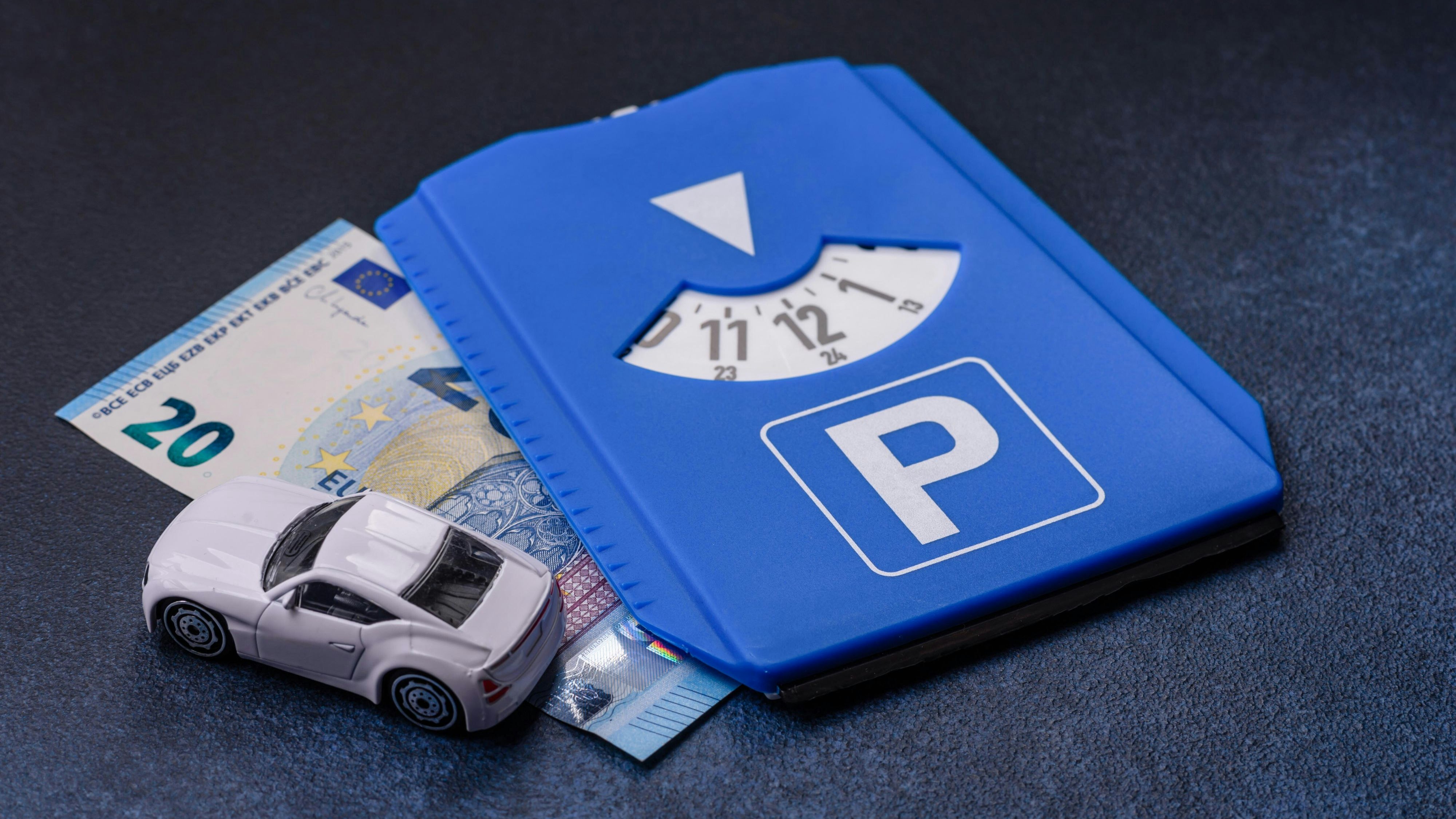 Eine Parkscheibe, Genehmigung oder Fahrkarte zum Messen von Zeit und zahlen kommunale Dienstleistungen. Eine Parkscheibe als Hintergrund für Ihr Design