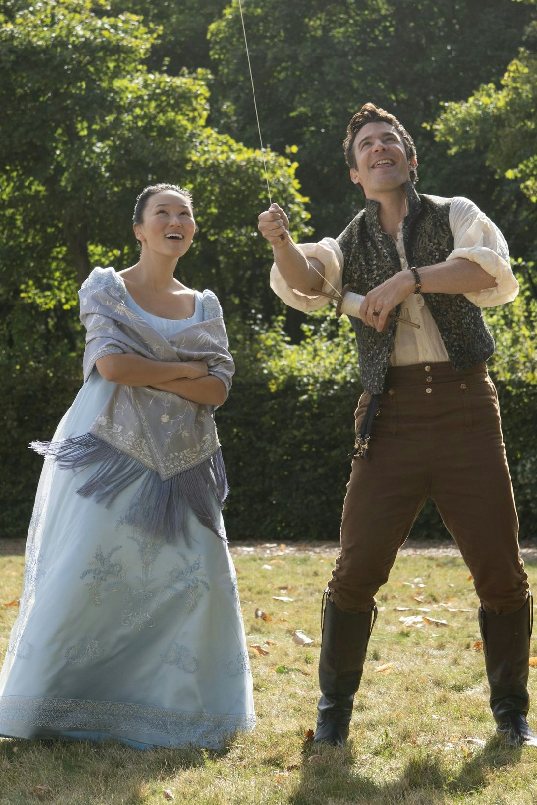 Noch spielen sie nur mit Drachen … Sophie Baek (Yerin Ha) und Benedict Bridgerton (Luke Thompson) in Staffel 4 von "Bridgerton"