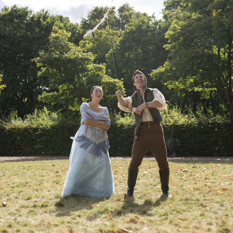 Die vierte Staffel der Erfolgsserie "Bridgerton" über den Heiratsmarkt im England des frühen 19. Jahrhunderts mischt abermals historische und heutige Aspekte bekömmlich zusammen. Im Mittelpunkt: eine moderne Aschenputtel-Version. Ab 29. Jänner auf Netflix.