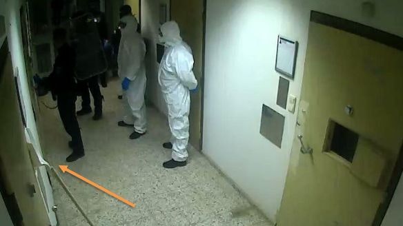 Laut Justizministerium habe sich der Insasse bei der geplanten Verlegung "massiv gewehrt".