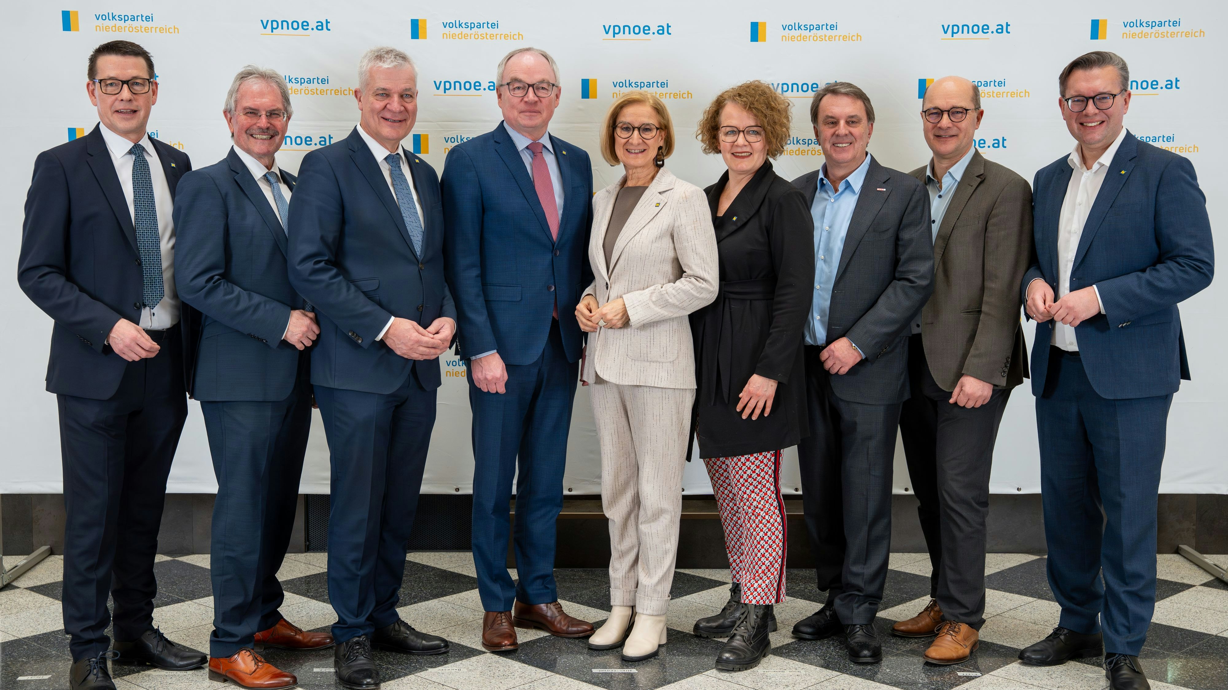 Das Team der VPNÖ mit Landeschefin Mikl-Leitner