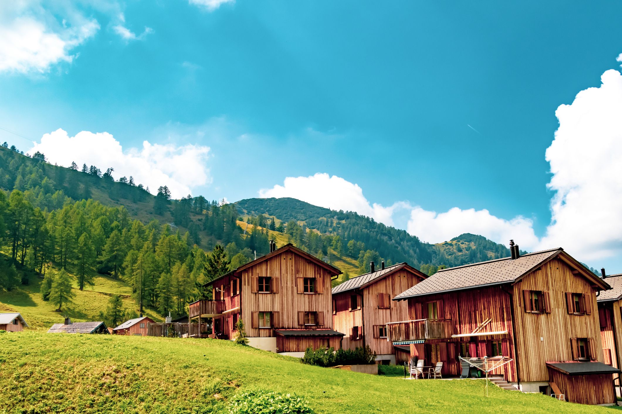 Idylle mit Rissen: Die luxuriösen Tomtegl-Bergchalets (Symbolbild) auf der Hochrindl wirken nach außen makellos – hinter den Holzwänden steckt jedoch eine Millionenpleite.