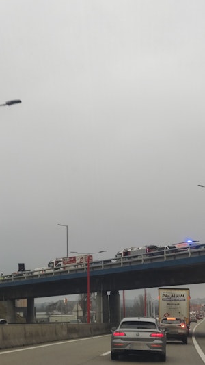 Schwerer Unfall Wien: Geisterfahrer verursacht Crash auf A23 – Mutter und Sohn verletzt, Drogen im Spiel. Ermittlungen und Stau nach Sperre.