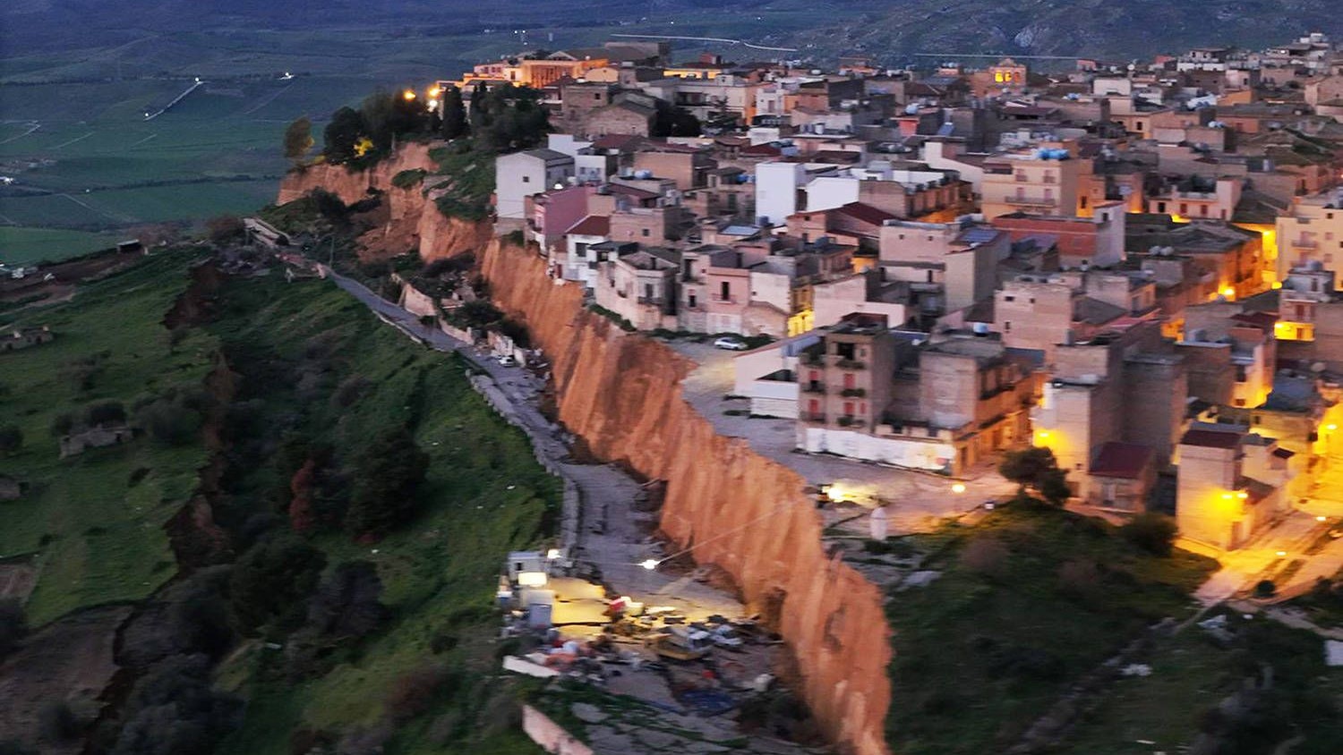Heute.at - Erdrutsch zerreißt Stadt in Sizilien – 1.500 evakuiert