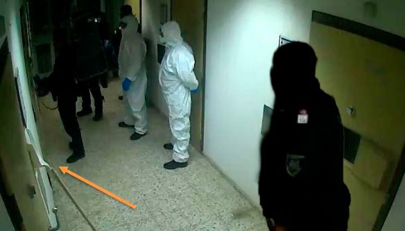 Bilder vom Vorfall in der Justizanstalt Hirtenberg (NÖ) – ein Beamter soll intern bereits als problematisch bekannt gewesen sein.