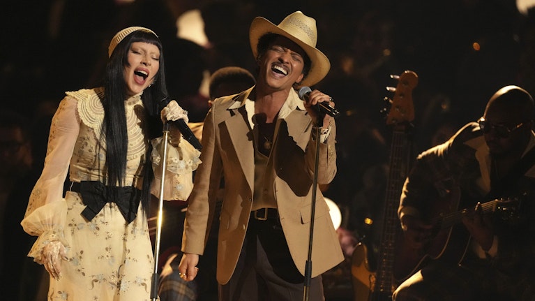 Schon ein Viertel der Hits in den aktuellen Charts macht Kummer zum Thema. Dahinter steckt ein Trend, der sich seit Jahren abzeichnet. Aktuelle Hits haben immer öfter traurige oder angstbesetzte Texte, zwei aktuelle Auswertungen belegen das. Was sind die Gründe?