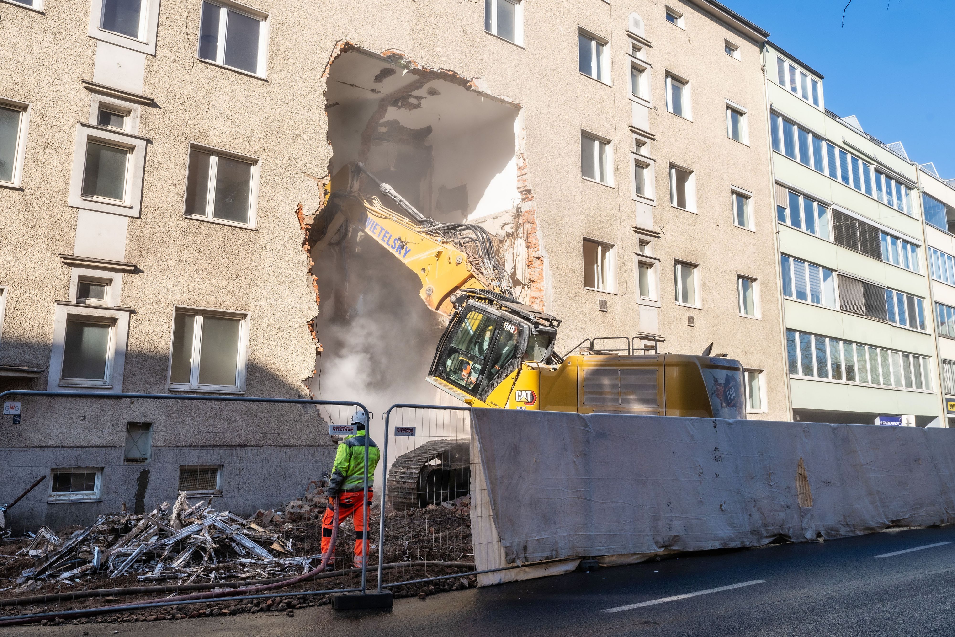 Der Bagger riss ein riesiges Loch in eines der Wohnhäuser in der Freistädter Straße.