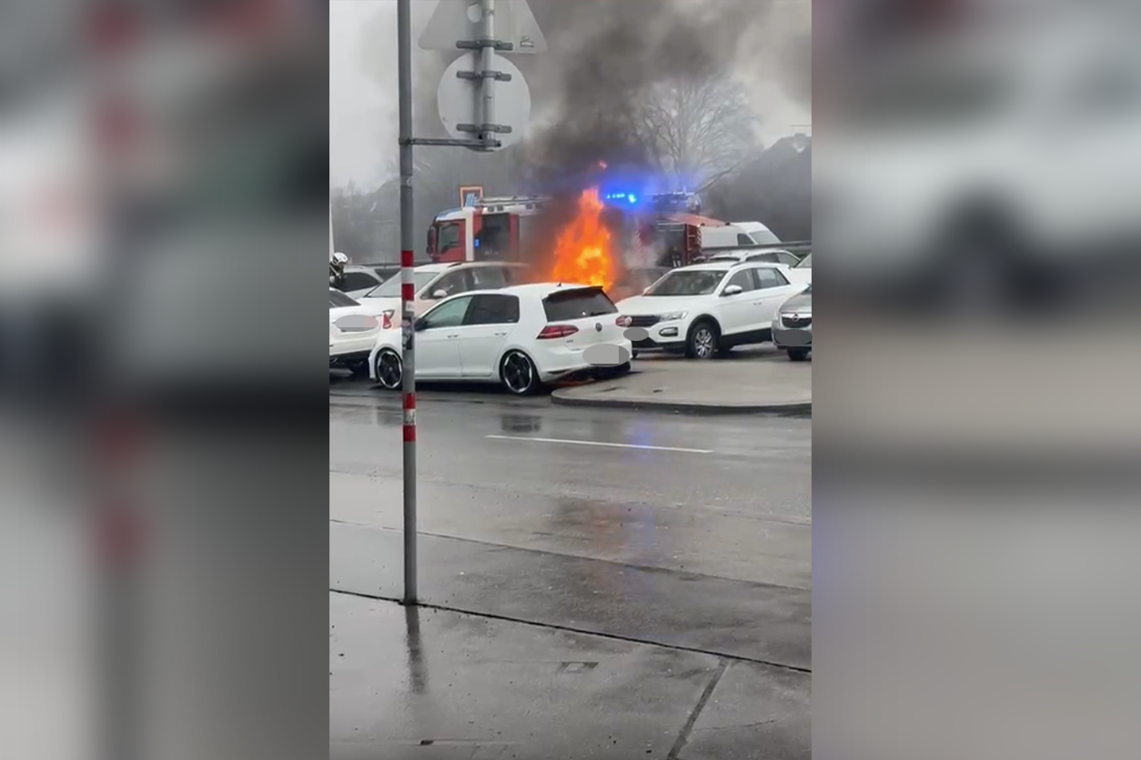 Mittwochfrüh kam es zu einem Feuerwehreinsatz, da ein Auto in Vollbrand geraten war.