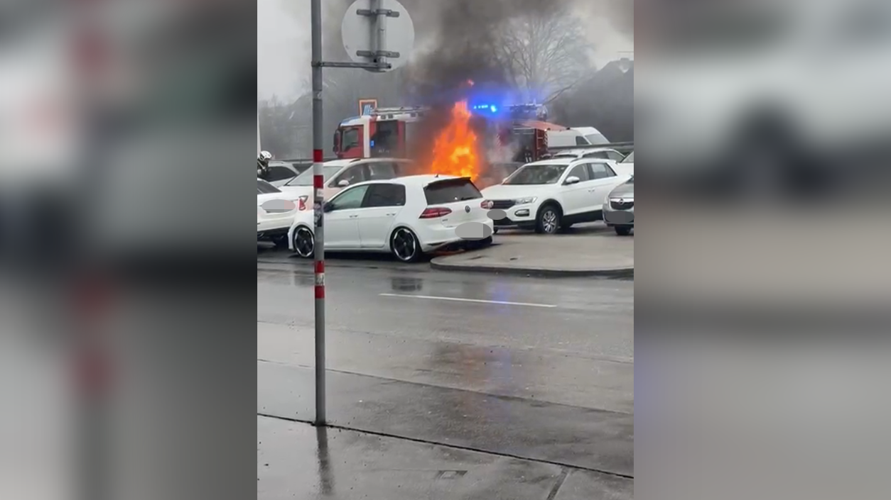 Heute.at - Flammen, Rauch! Auto brennt plötzlich vor Supermarkt