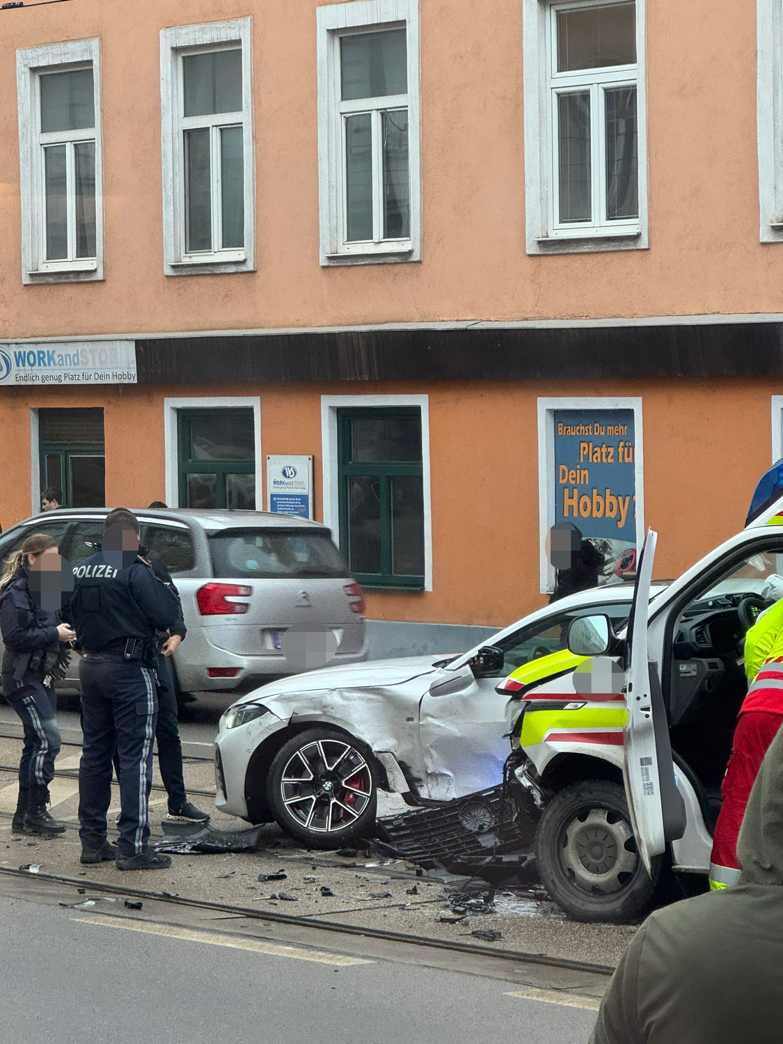 Heute.at - Rettung fährt Patienten ins Spital, dann Crash mit BMW