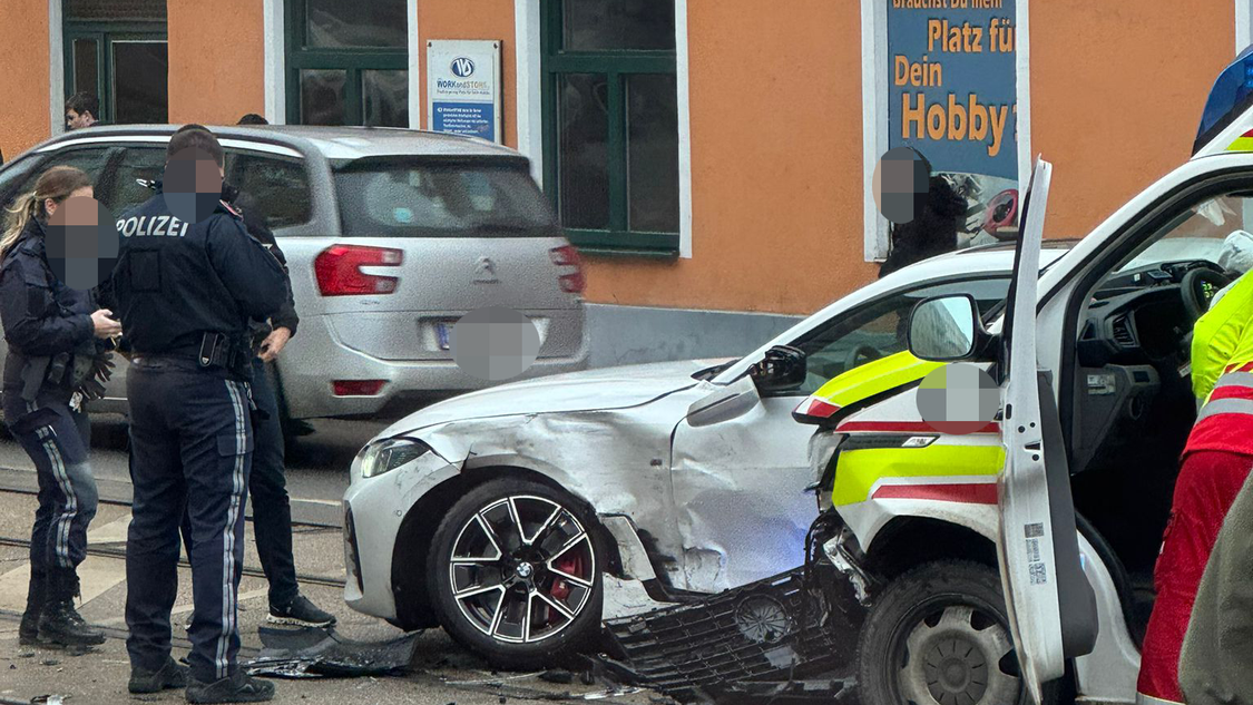 Heute.at - Rettung fährt Patienten ins Spital, dann Crash mit BMW