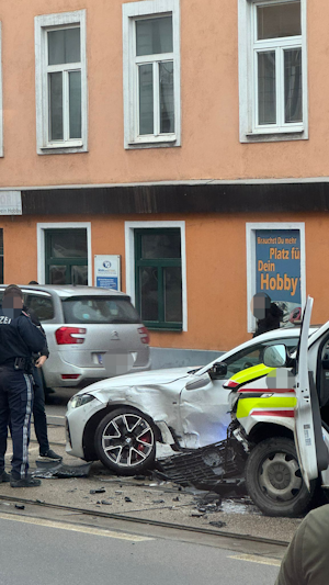 Schwerer Unfall Wien: PKW kollidiert mit Rettungswagen am Rennweg. Mehrere Verletzte, Einsatzfahrzeug mit Patient betroffen. Aktuelle Infos.