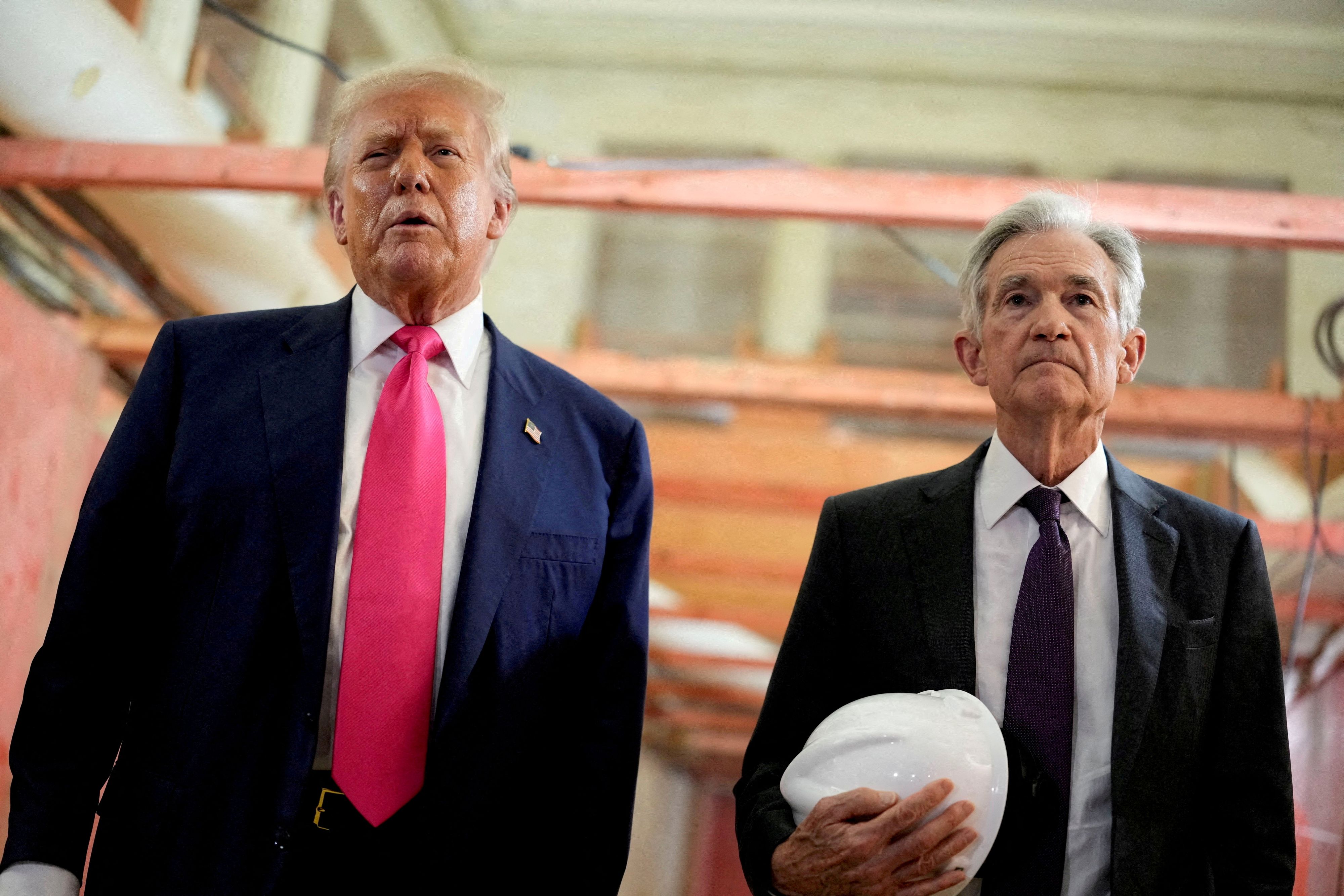 Donald Trump neben Notenbank-Chef Jerome Powell während einer Besichtigung der Fed-Baustelle im Juli 2025. Schon damals hatte der US-Präsident zur Verwirrung aller von einer angeblichen Kostenexplosion gesprochen.