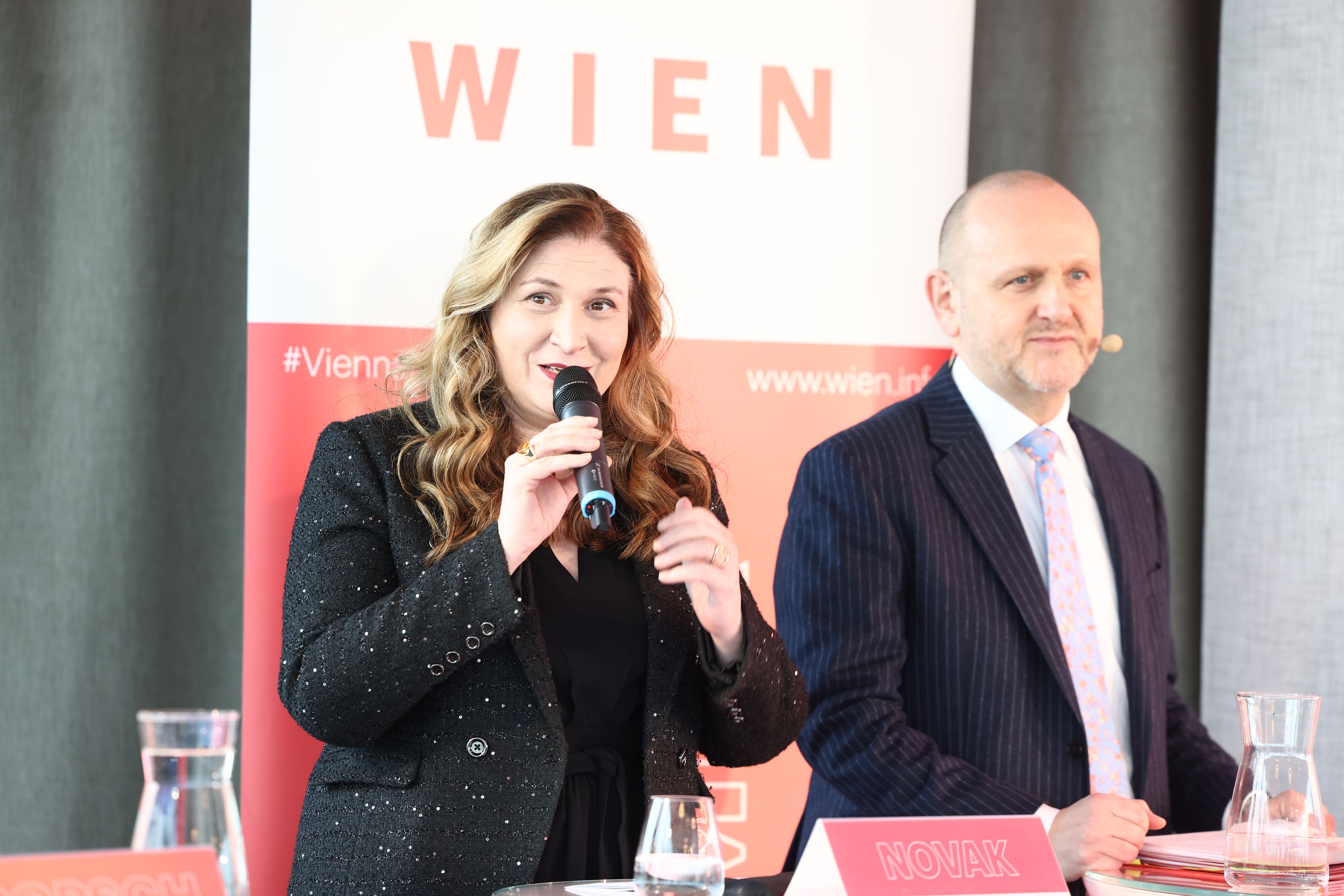 Wirtschaftsstadträtin Barbara Novak (SP), Wien-Tourismus-Chef Norbert Kettner haben Grund zur Freude.