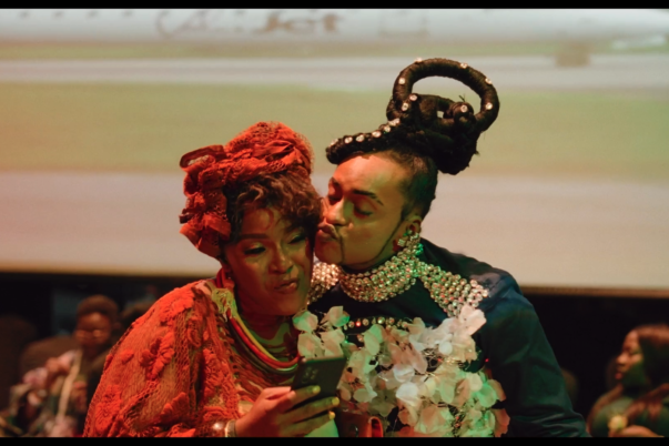 Zeichnet die Geschichte des Stoffhandels zwischen Nigeria und Österreich nach: "STOFF – Ein Spitzengeschäft"