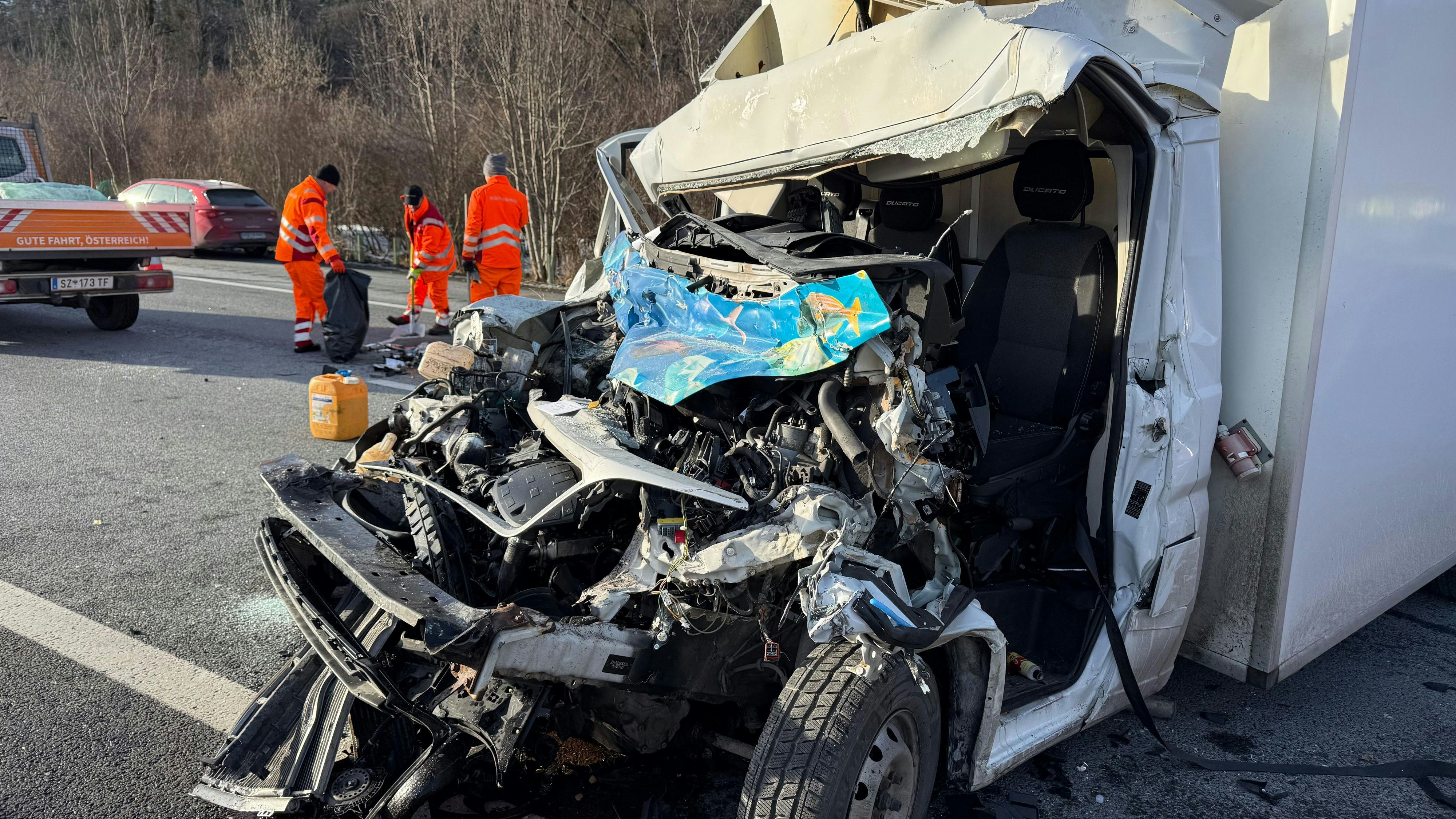 Heute.at - Lkw-Fahrer donnert ungebremst in Stau-Ende – tot