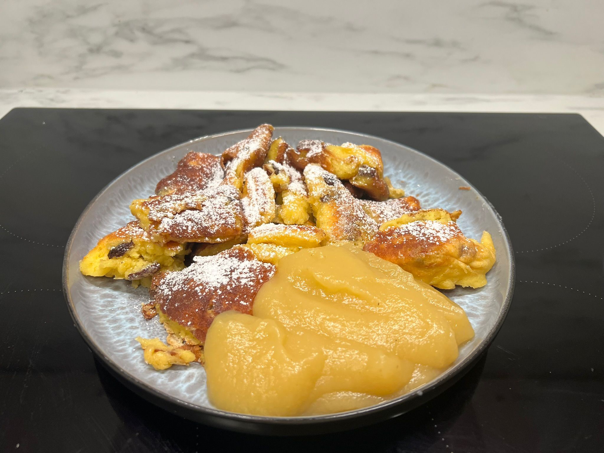 Mit diesem Rezept gelingt der fluffige und proteinreiche Kaiserschmarrn.