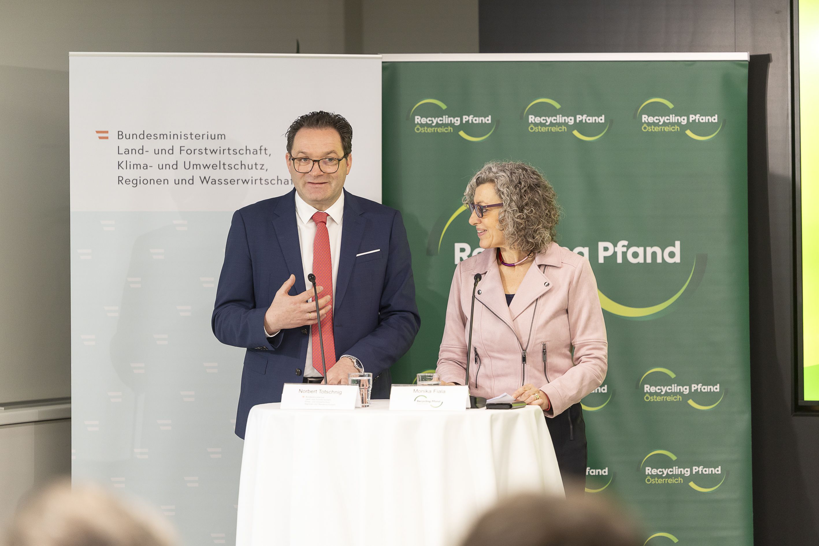 Umweltminister Norbert Totschnig mit Monika Fiala, Geschäftsführerin Recycling Pfand Österreich.