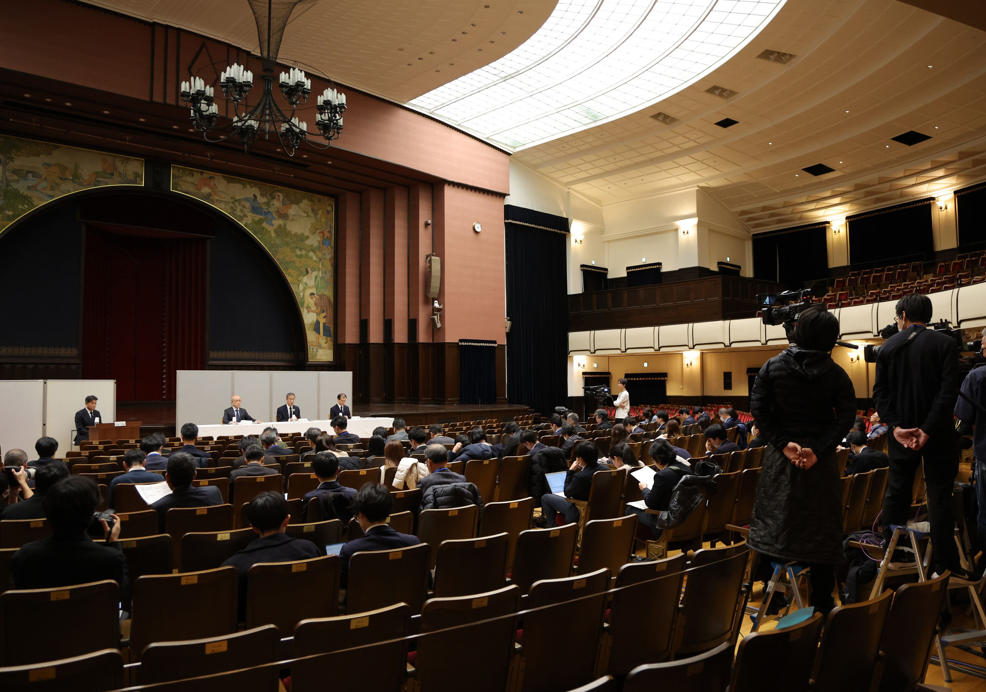 Teruo Fujii, Präsident der Universität Tokio bezog am Mittwoch in einer Pressekonferenz Stellung zu den Vorwürfen an seiner Hochschule. 