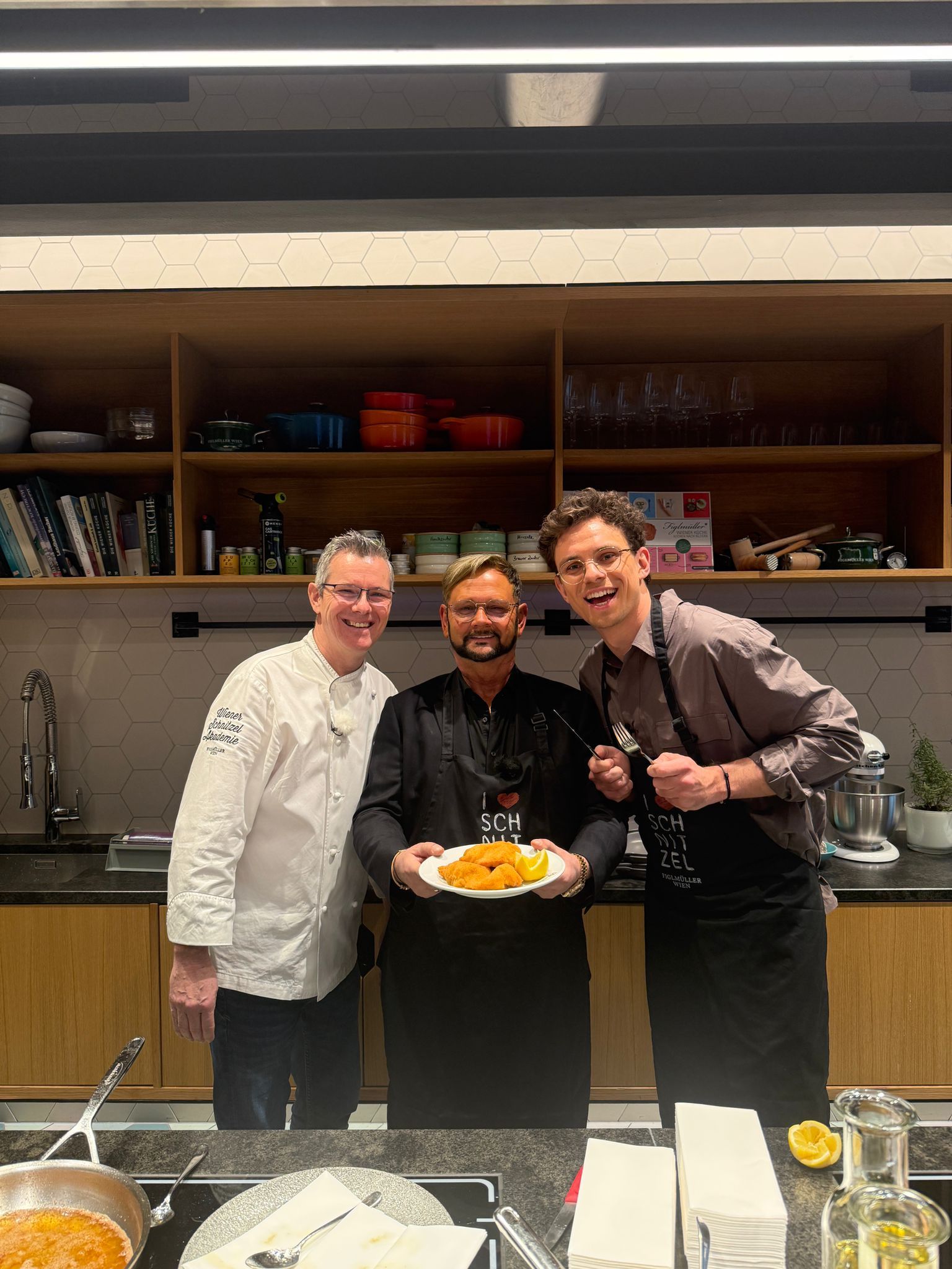 Figlmüller-Küchen-Direktor Markus Brunner hat mit Helmut Kaltenegger und Kamrad das perfekte Schnitzel zubereitet.