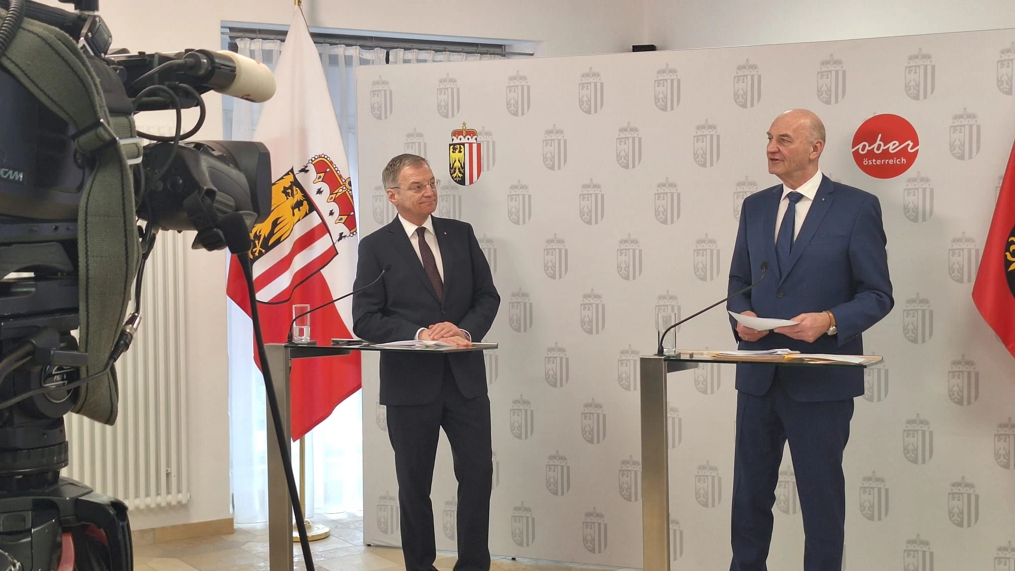 Im Landhaus in Linz haben LH Thomas Stelzer und Landesrat Christian Dörfel (beide ÖVP) die Ausrollung der neuen OÖ Hausordnung vorgestellt.