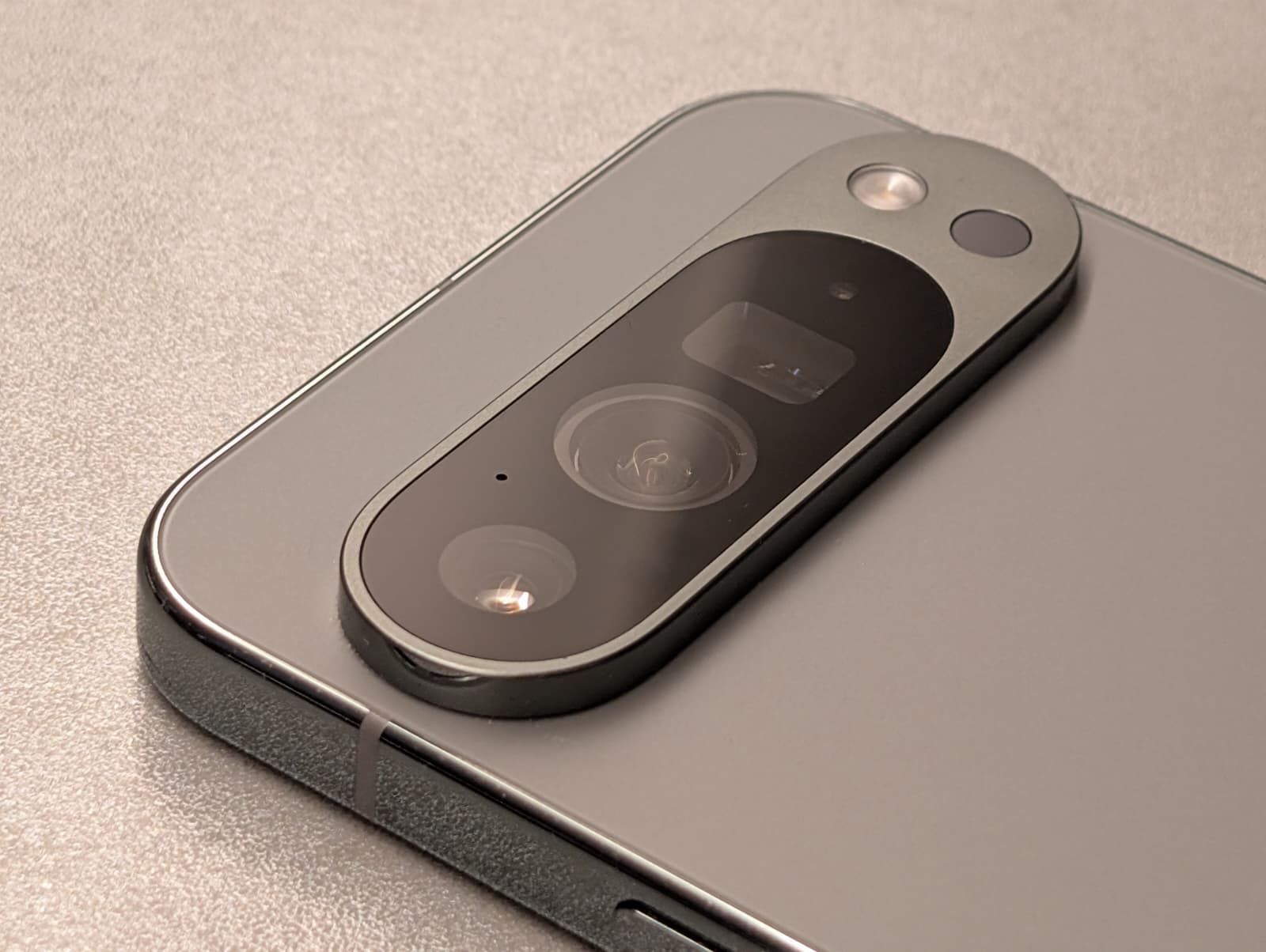 Bereits bemerkt? Das kleine Loch ist kein Zufallsprodukt und auch kein optisches Extra.