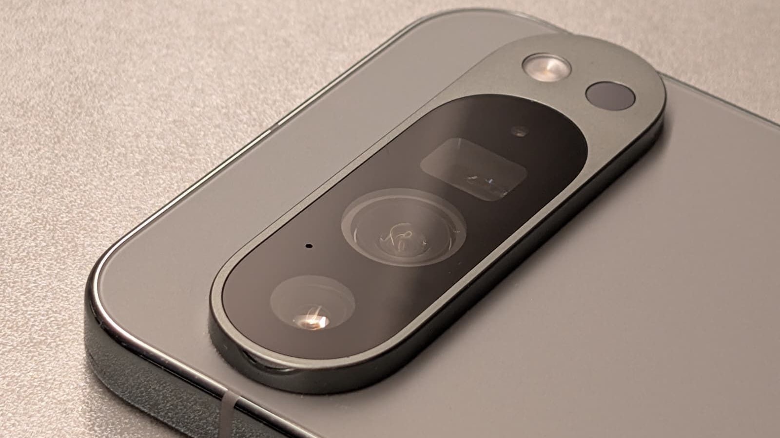 Heute.at - Dazu ist das Loch neben deiner Handy-Kamera wirklich da