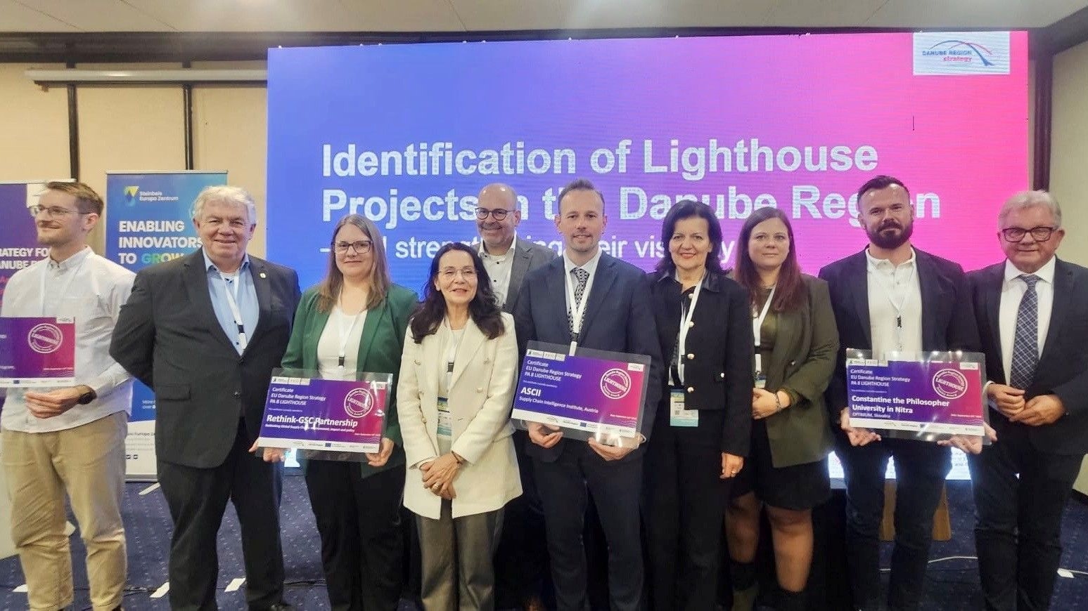 WIFO-Ökonomin Birgit Meyer (2. v. li.) und ASCII-Vizedirektor Klaus Friesenbichler (5. v. re.) nahmen die Auszeichnungen beim 14. Annual Forum „Shaping the Future of the Danube Region“ Ende 2025 in Sarajevo entgegen. 