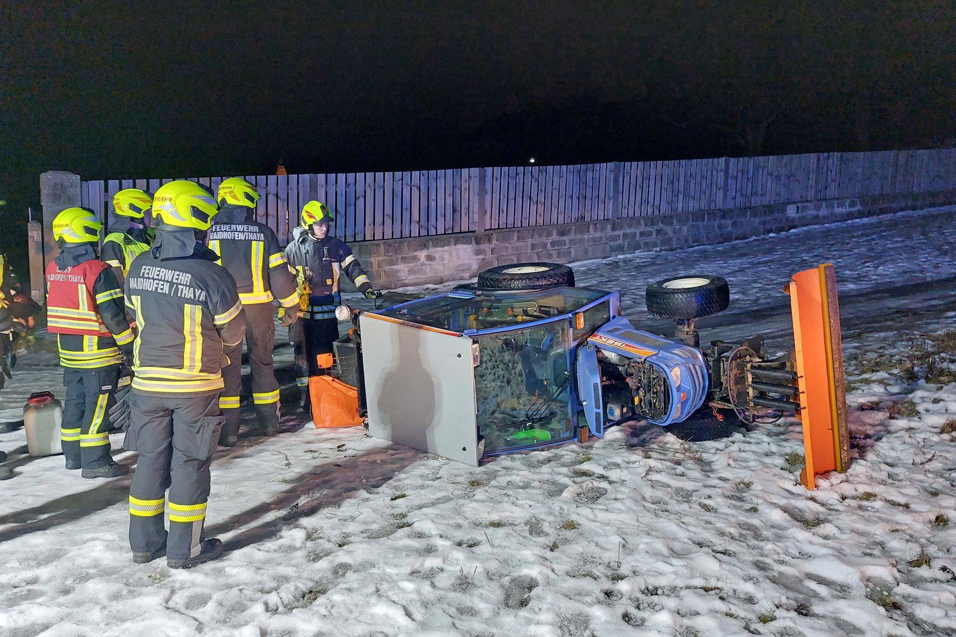 Der Kleintraktor kippte schließlich zur Seite.