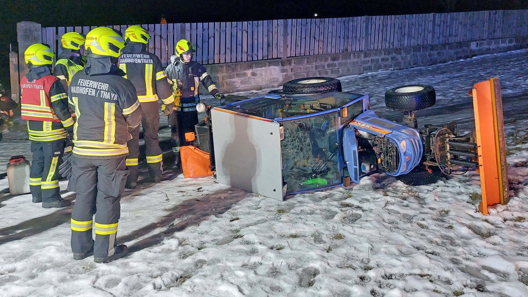 Heute.at - Streutraktor rutscht selbst auf eisiger Fahrbahn aus