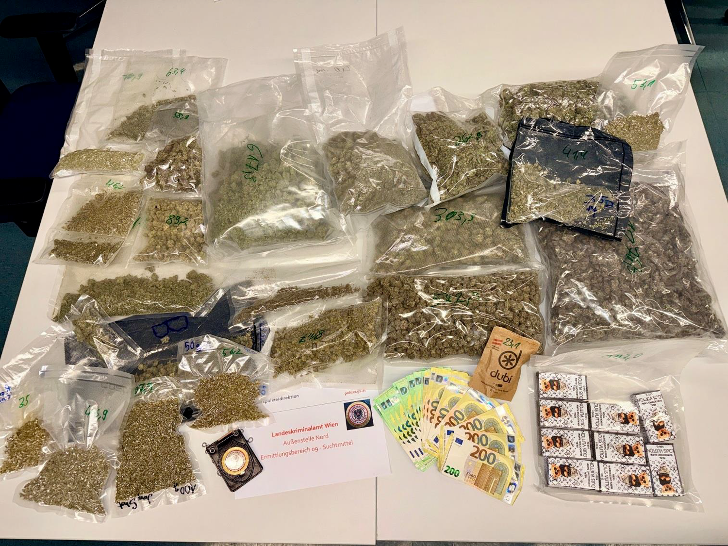 In der Wohnung fanden sich rund vier Kilogramm Cannabiskraut sowie etwa ein Kilogramm Cannabisharz.