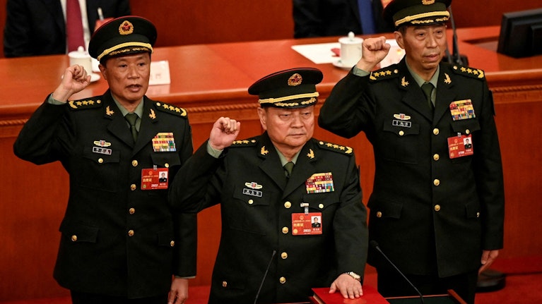 Die Väter waren Kampfgenossen, ihre Söhne Jugendfreunde. Trotzdem warf Chinas Staatspräsident Xi Jinping nun Zhang Youxi, den mächtigsten General seiner Armee, aus dem Amt. Das lässt Zweifel an der Kriegsbereitschaft des Landes aufkommen. Die Hintergründe.